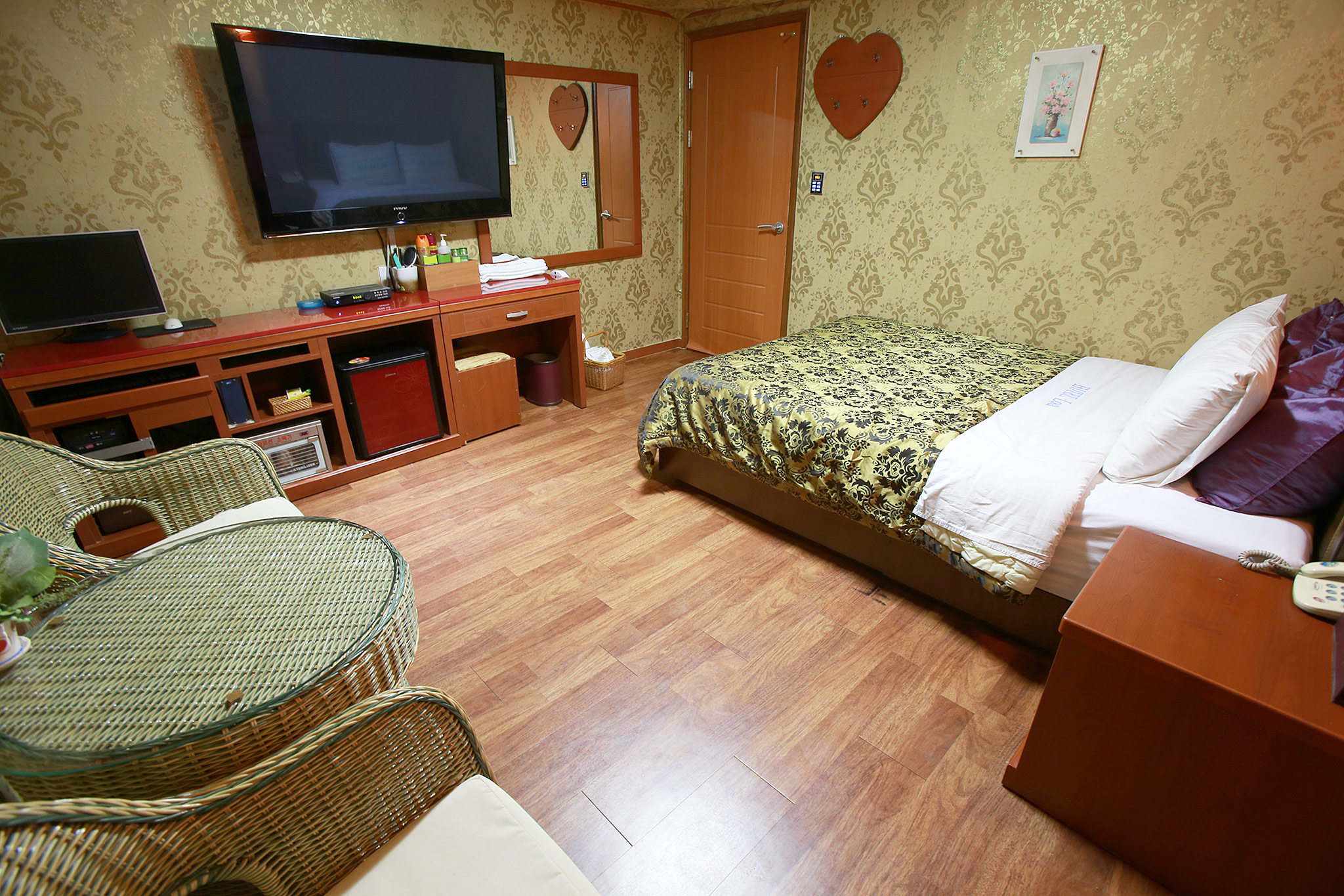 room detail thumbnail 2