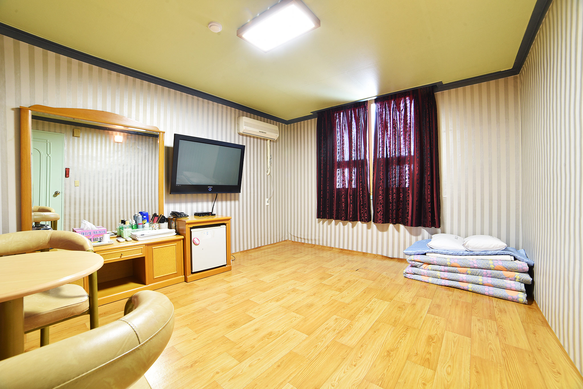 room detail thumbnail 1