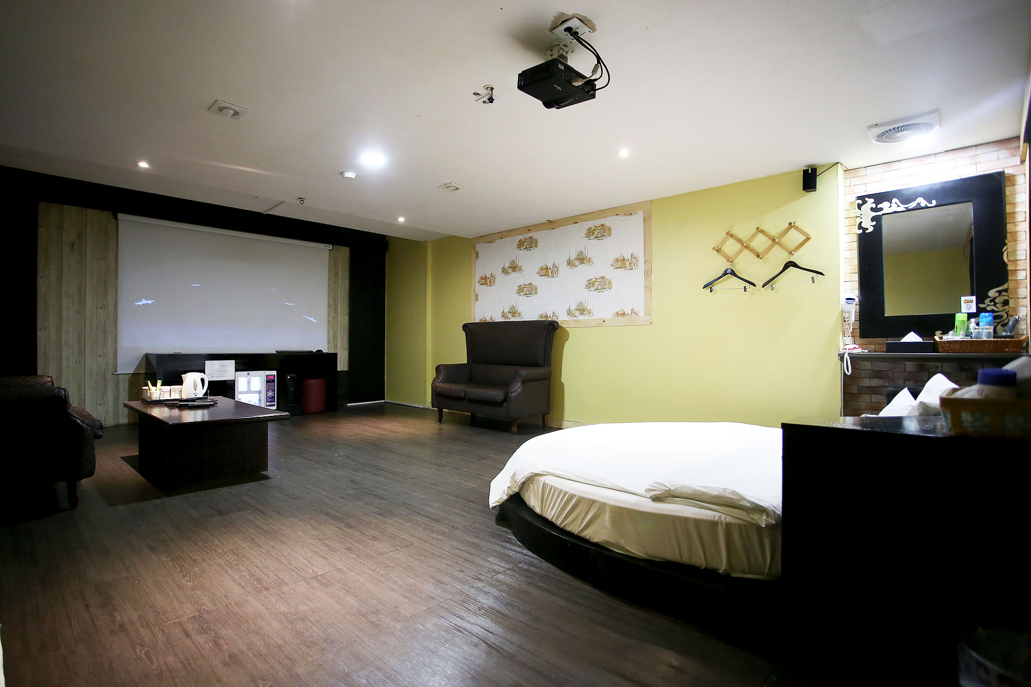 room detail thumbnail 2