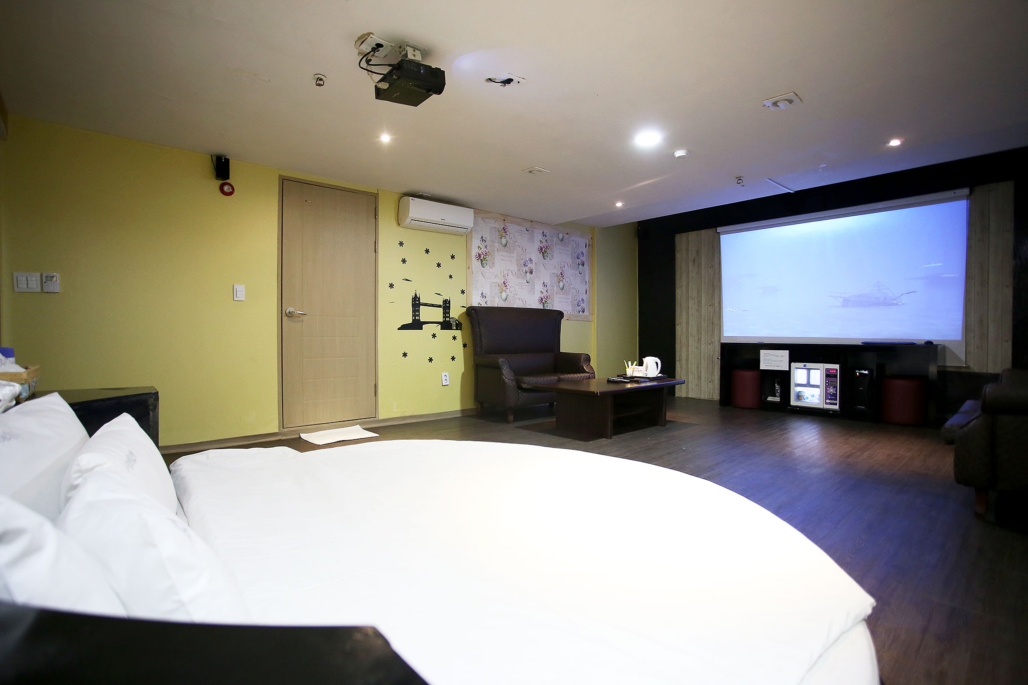 room detail thumbnail 0