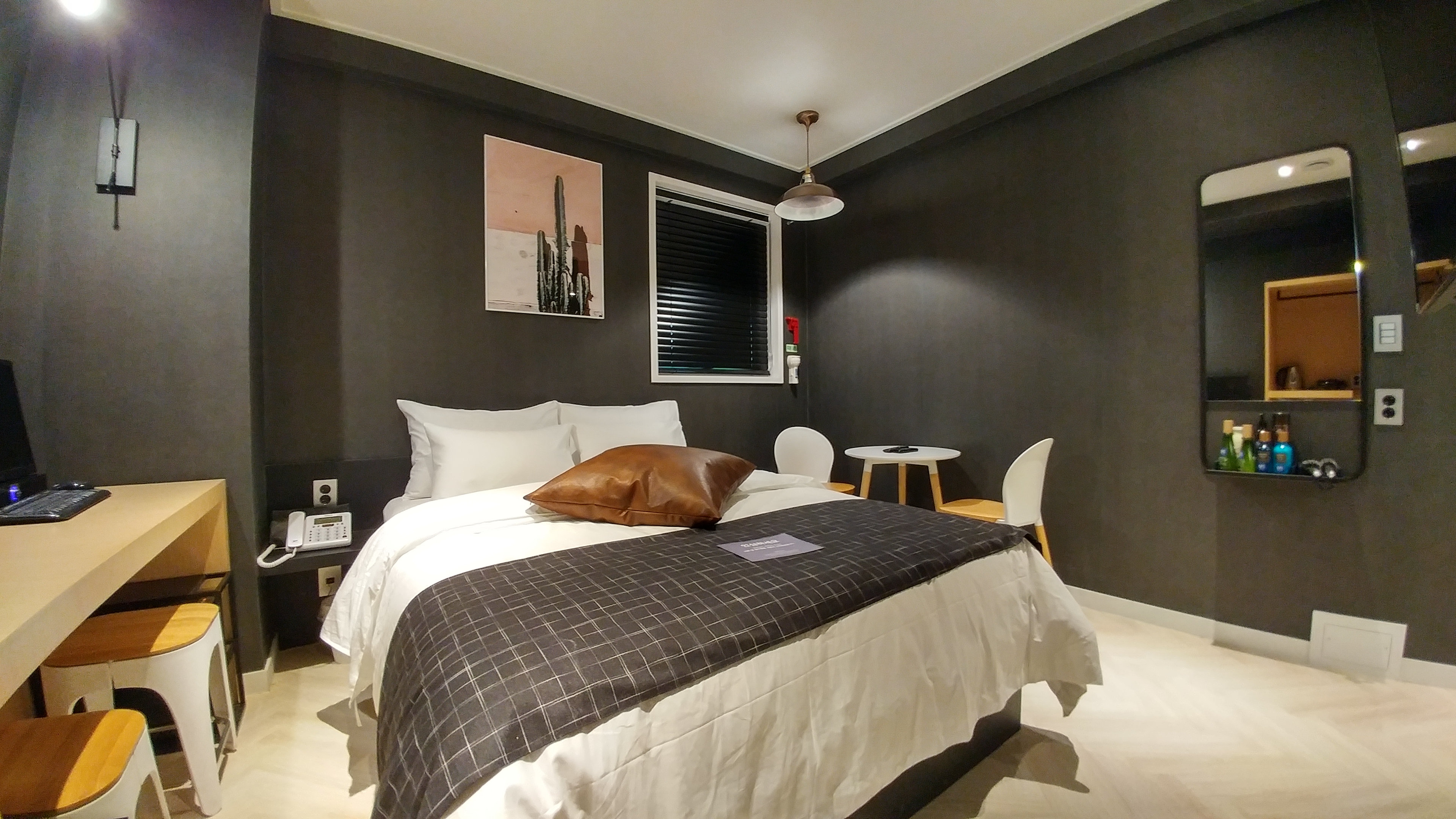 Premium No Smoking (금연객실+안심살균소독+PC 2대+라면바 이용가능+지하철 도보 5분)