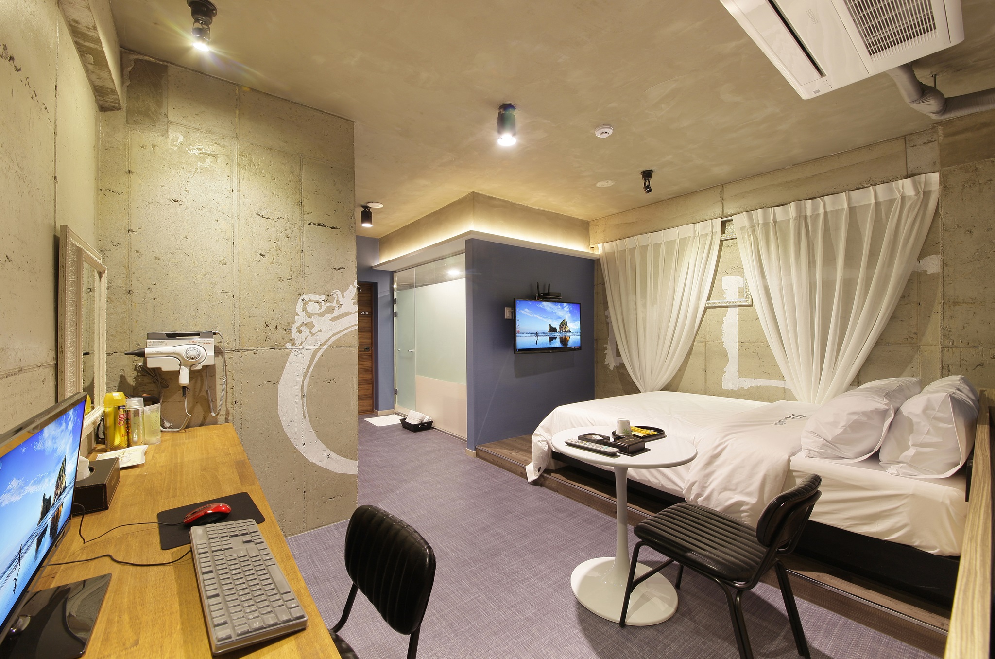 room detail thumbnail 2