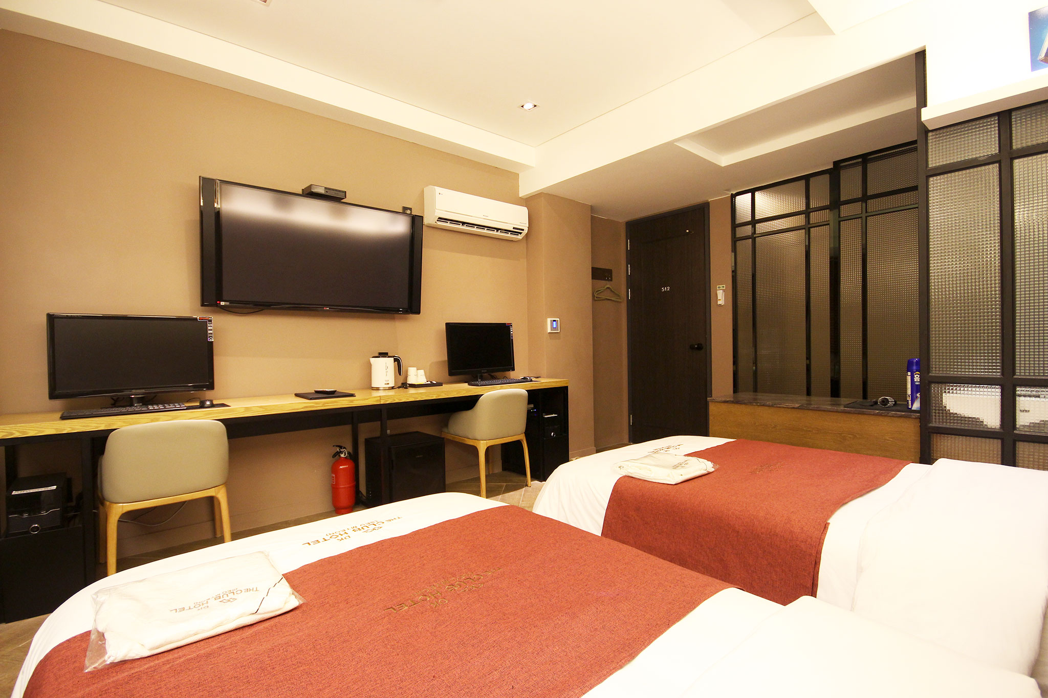 room detail thumbnail 2