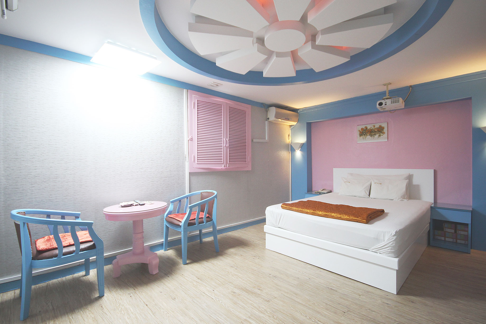 room detail thumbnail 0