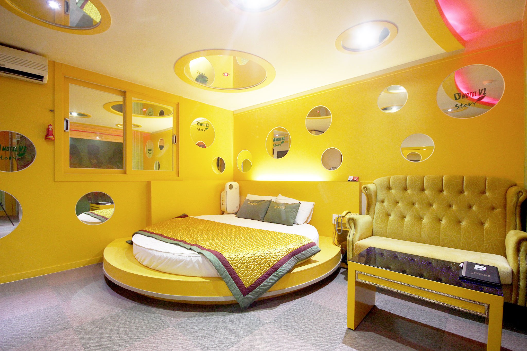 room detail thumbnail 2