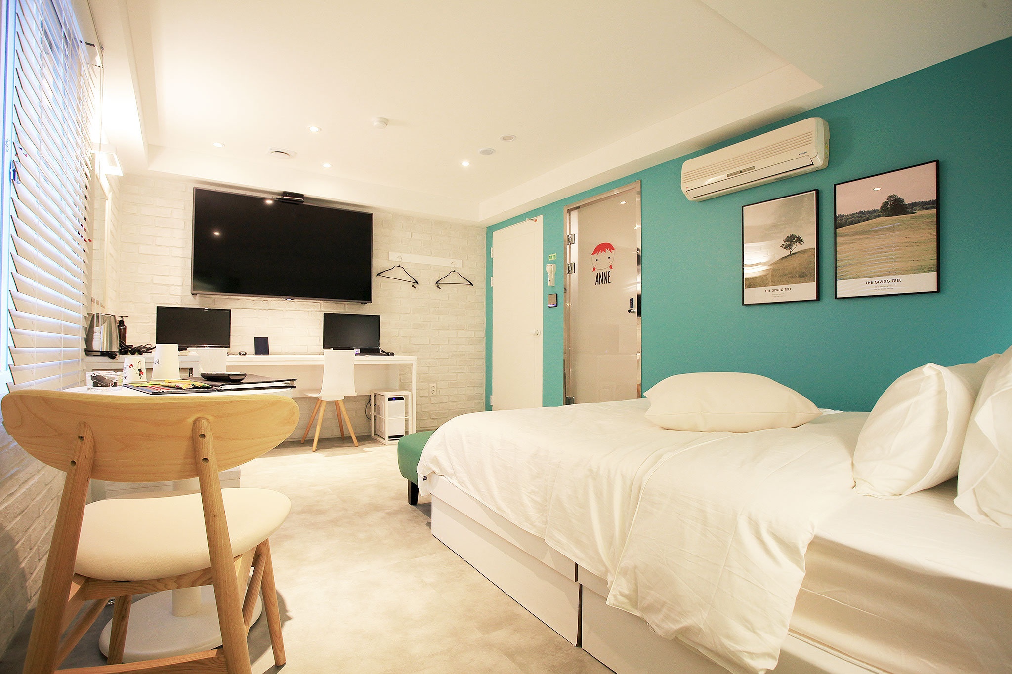 room detail thumbnail 2