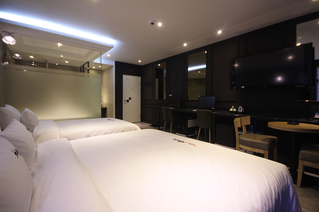 room detail thumbnail 1