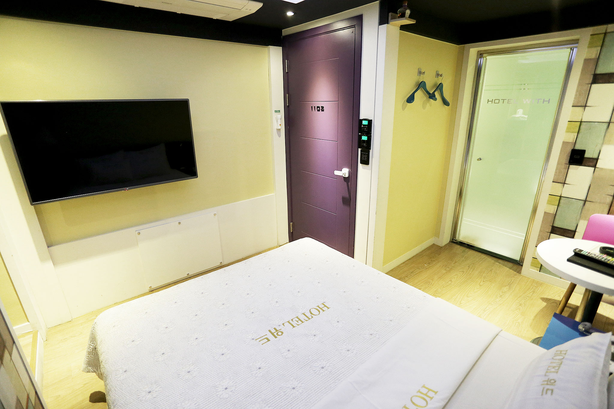 room detail thumbnail 2
