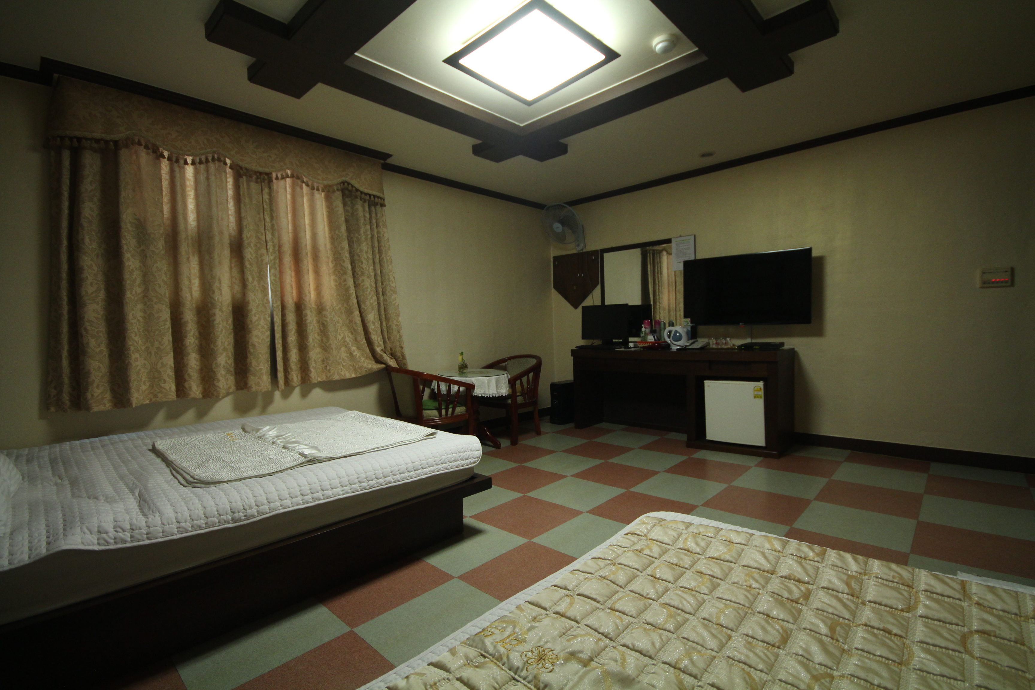 room detail thumbnail 2