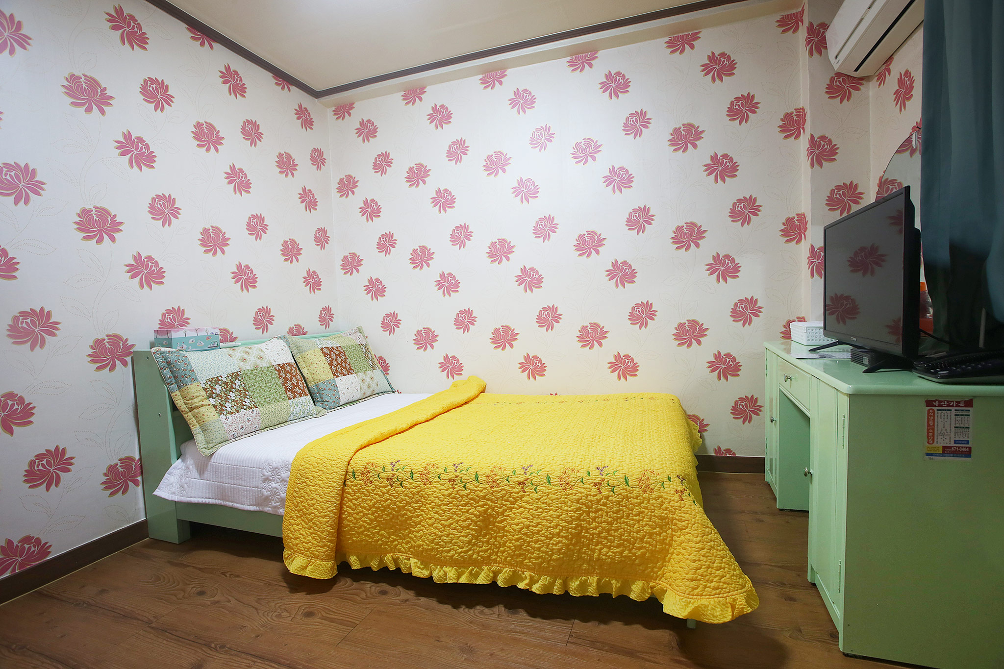 room detail thumbnail 1