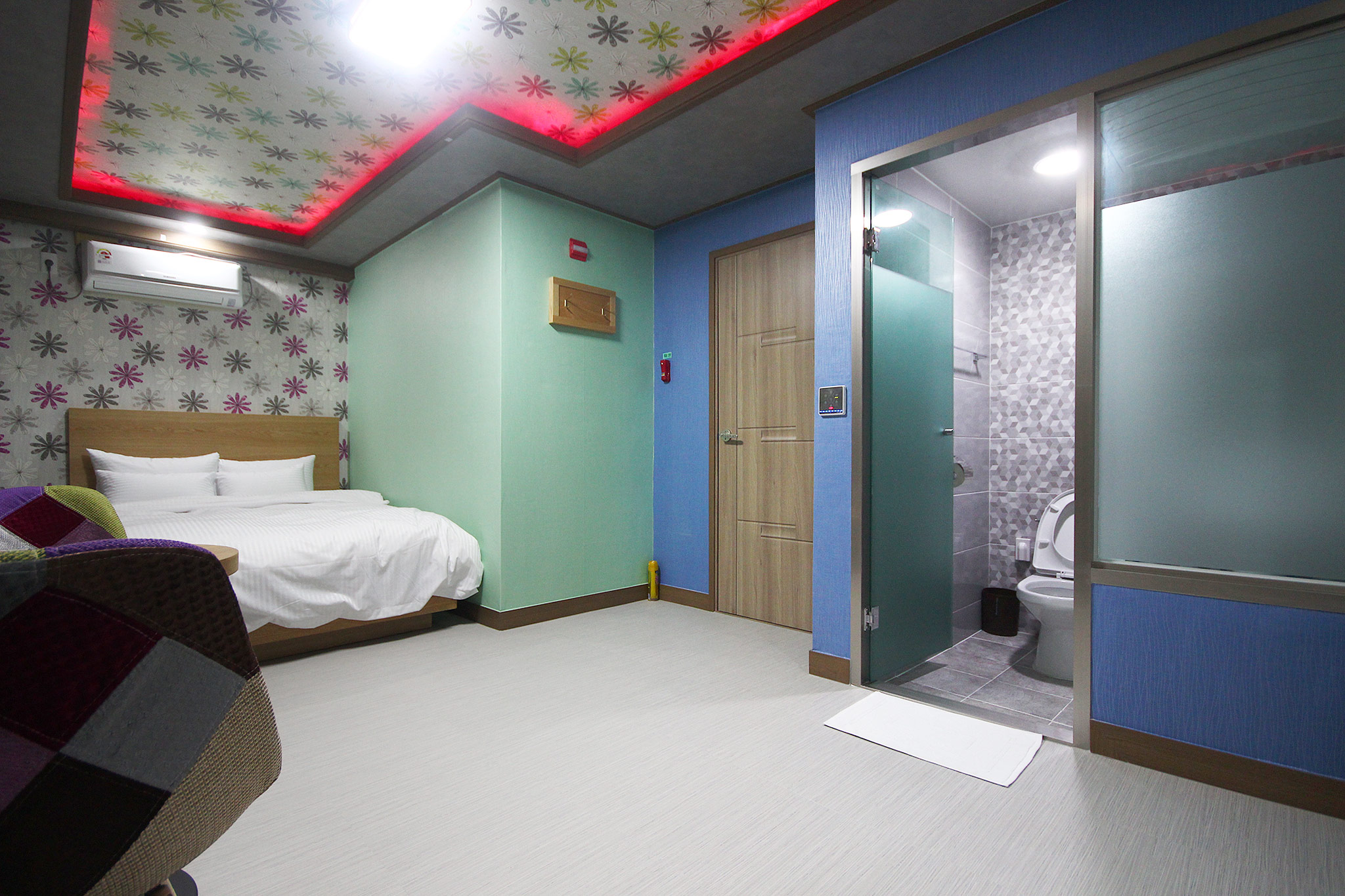 room detail thumbnail 2