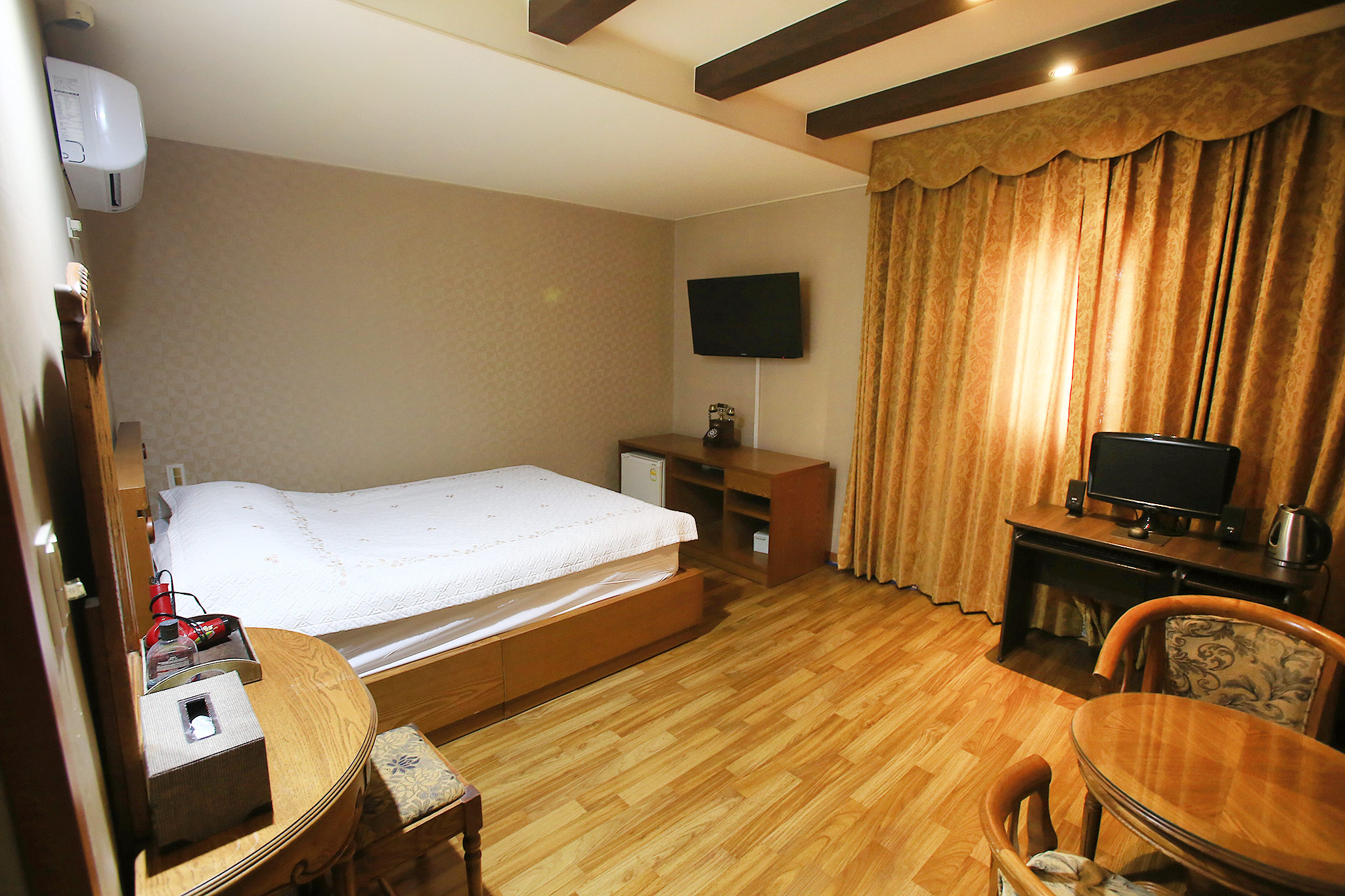 room detail thumbnail 1