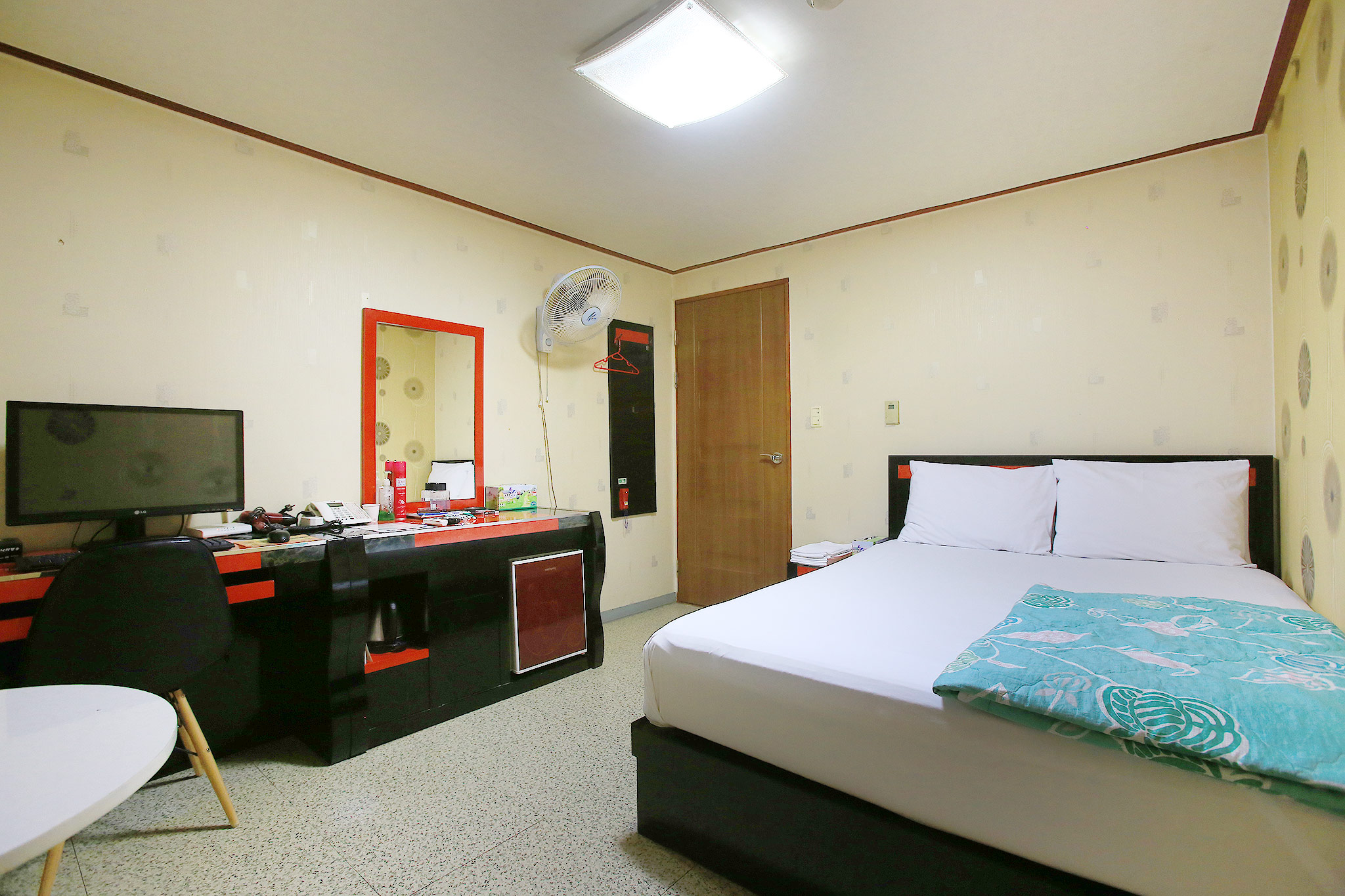 room detail thumbnail 2