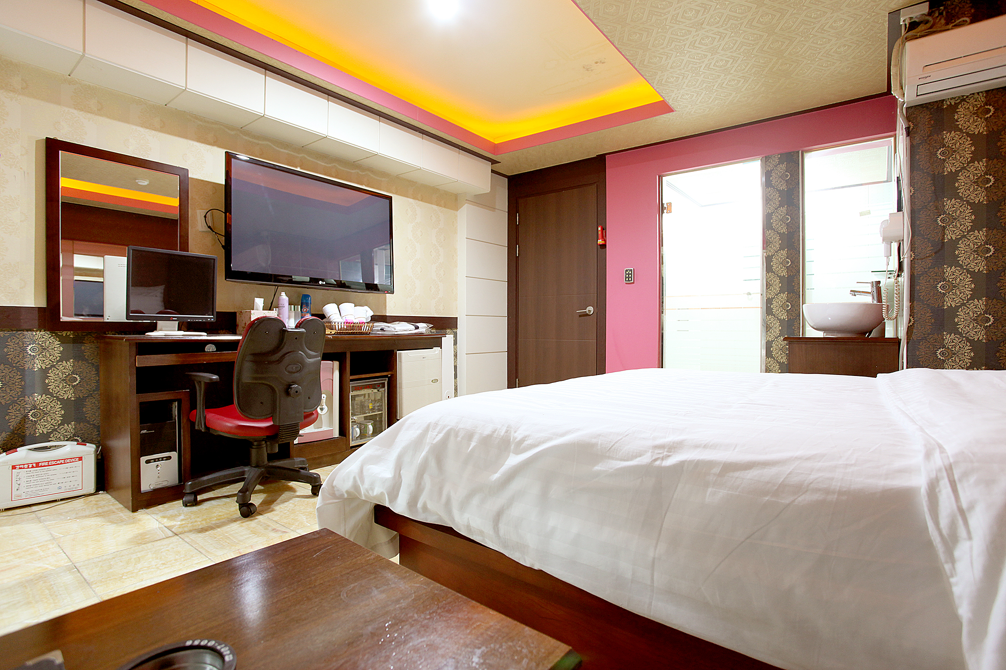 room detail thumbnail 2