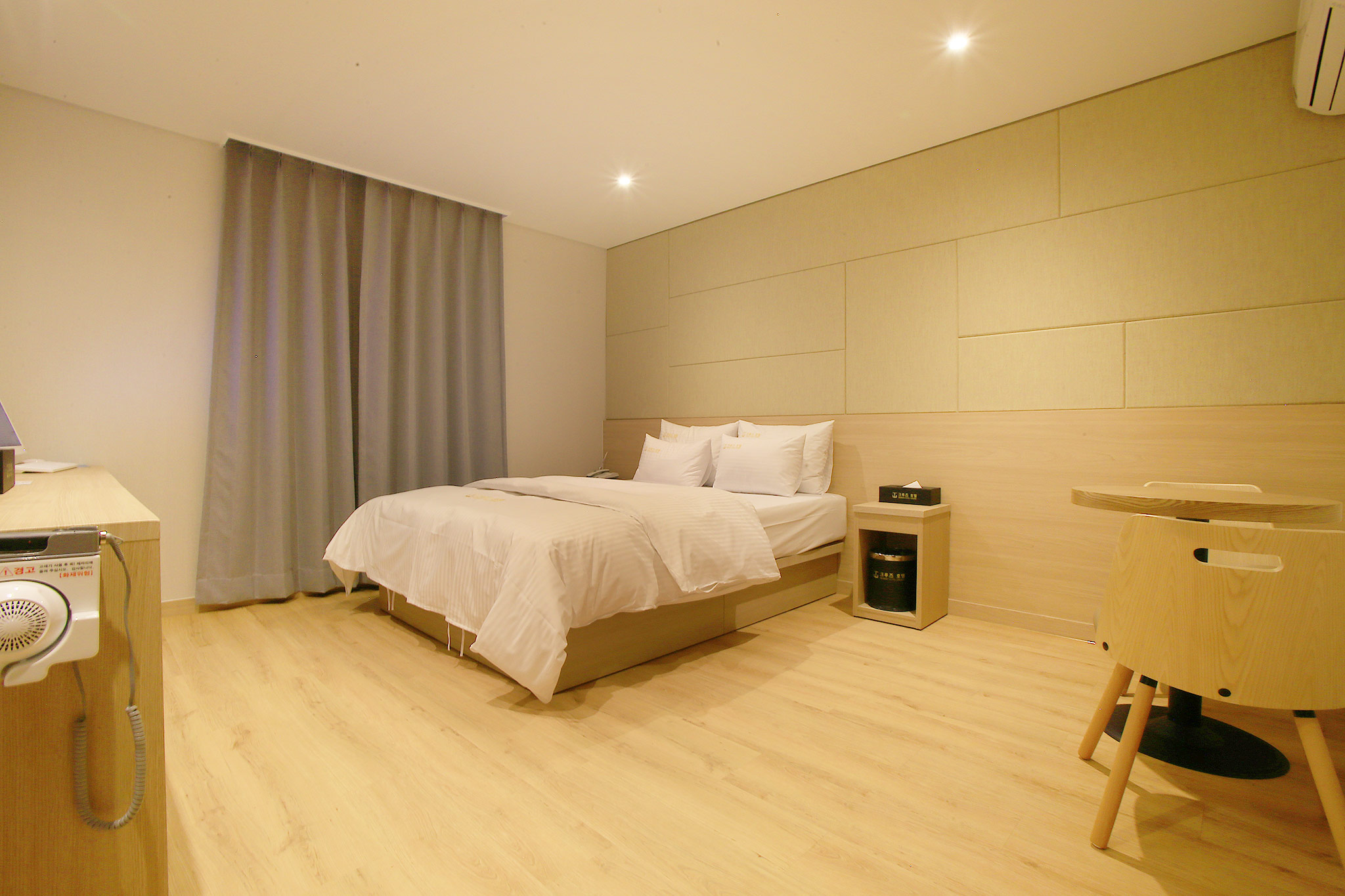 room detail thumbnail 2