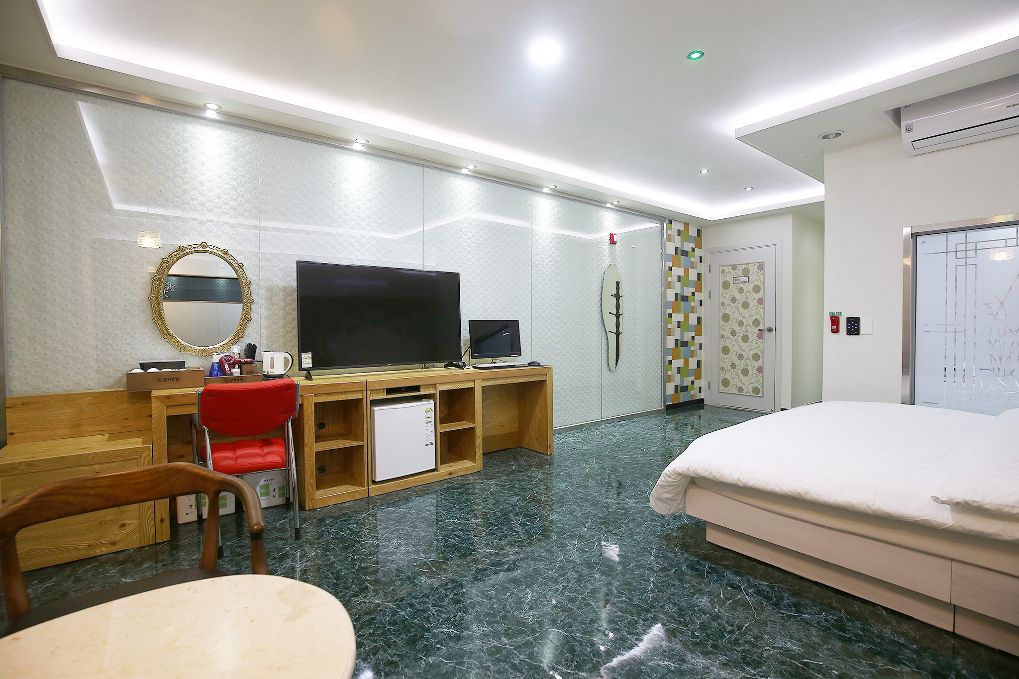 room detail thumbnail 2