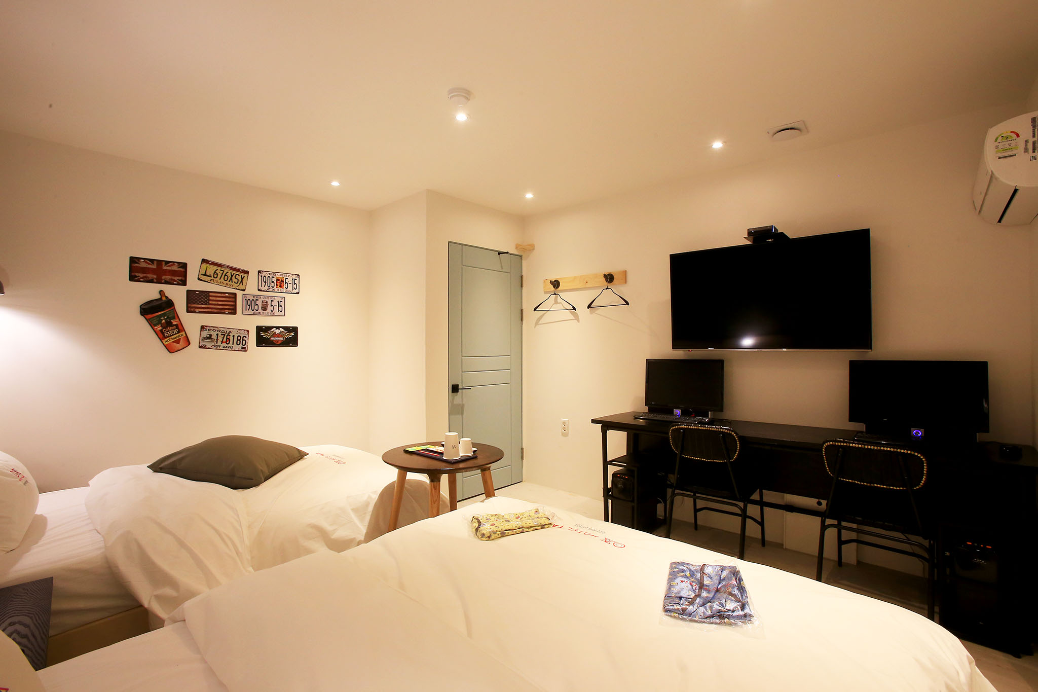 room detail thumbnail 2