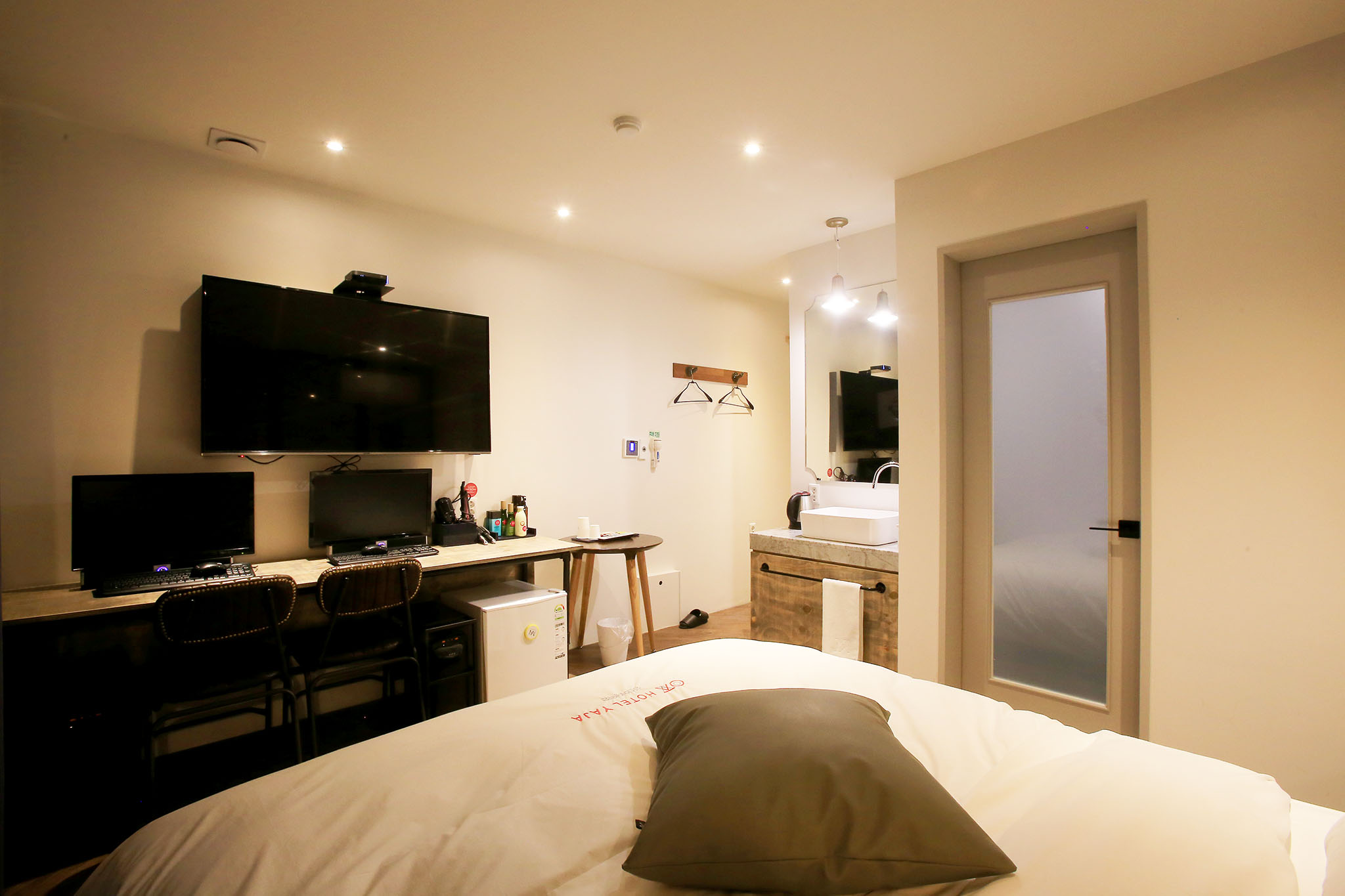 room detail thumbnail 2