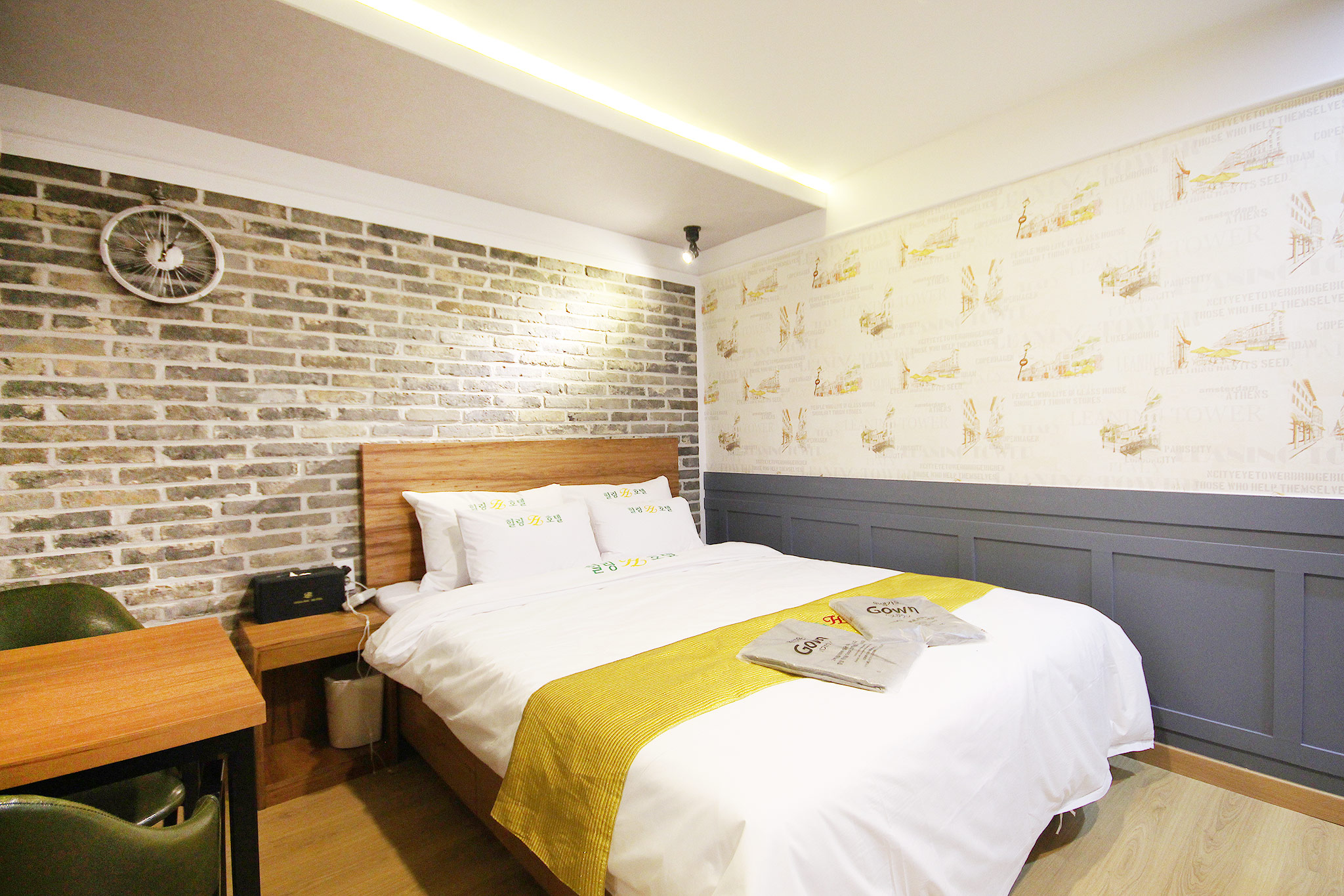 room detail thumbnail 1