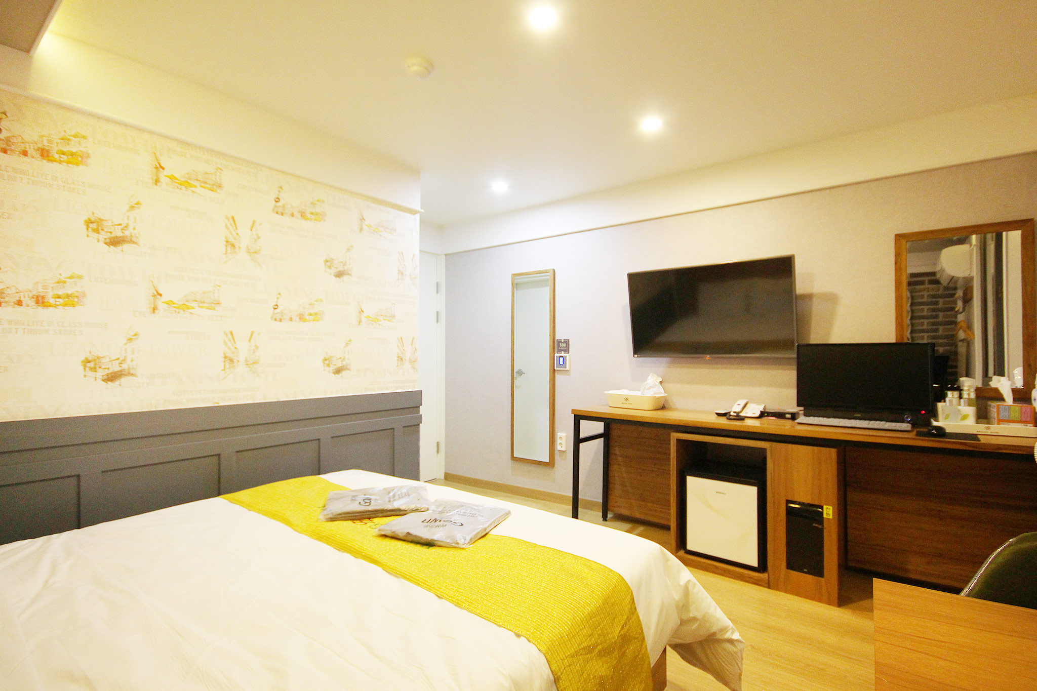 room detail thumbnail 2