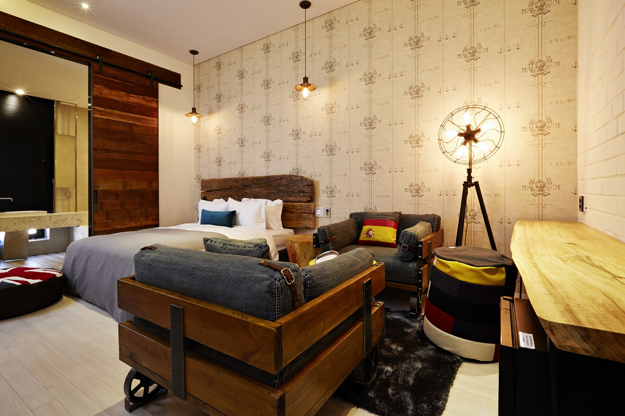 room detail thumbnail 2