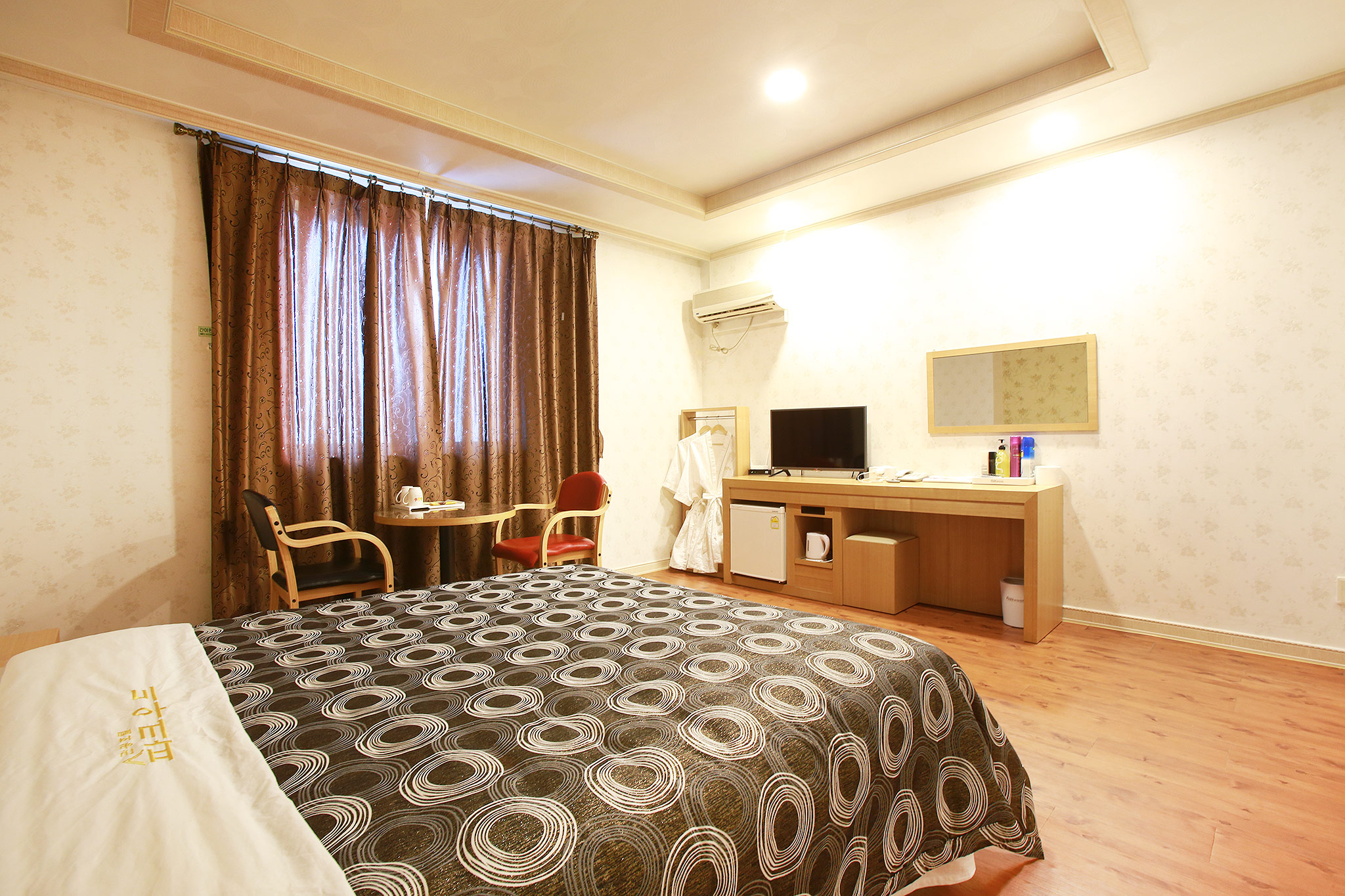 room detail thumbnail 1