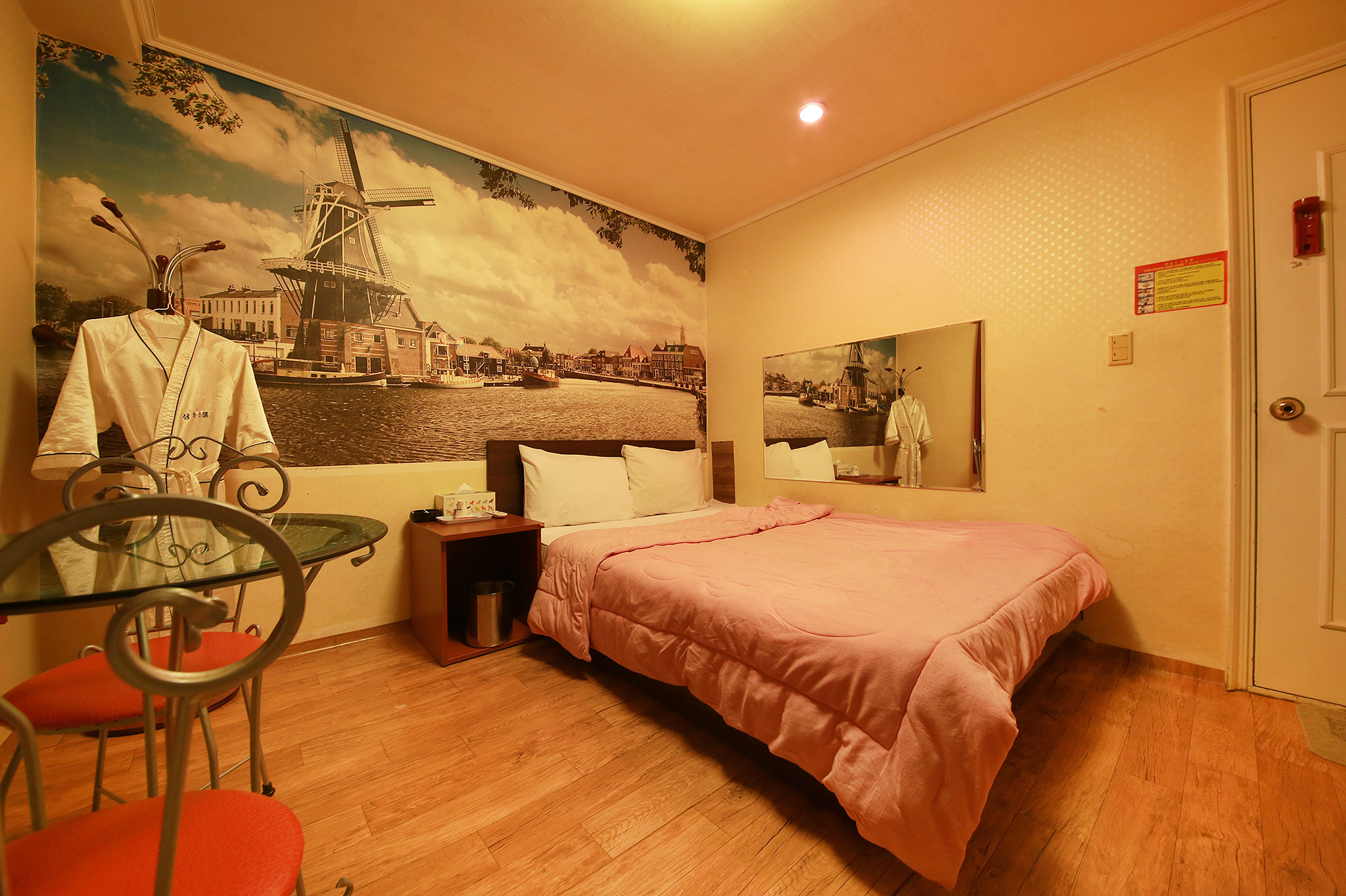 room detail thumbnail 1