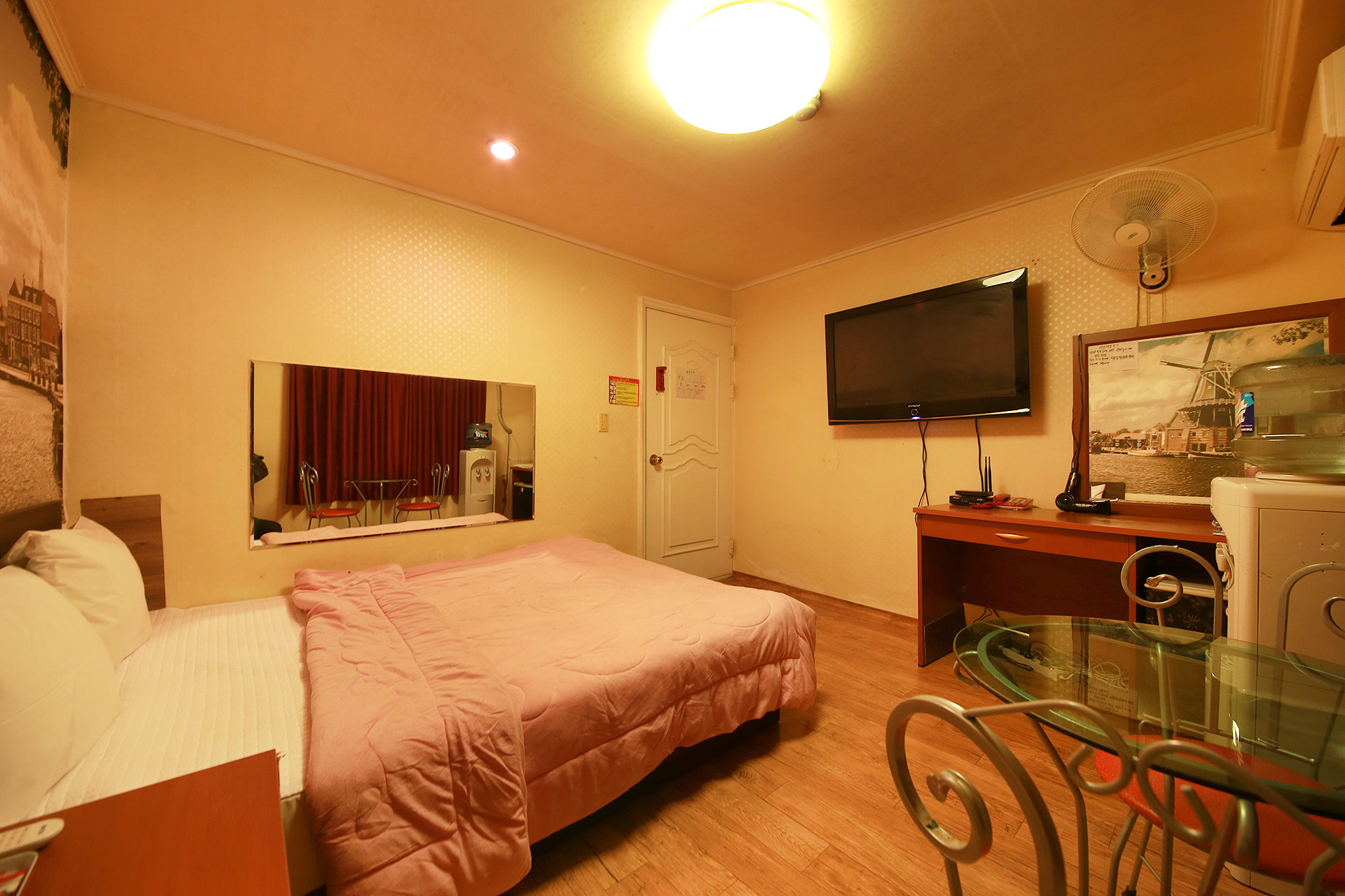 room detail thumbnail 2