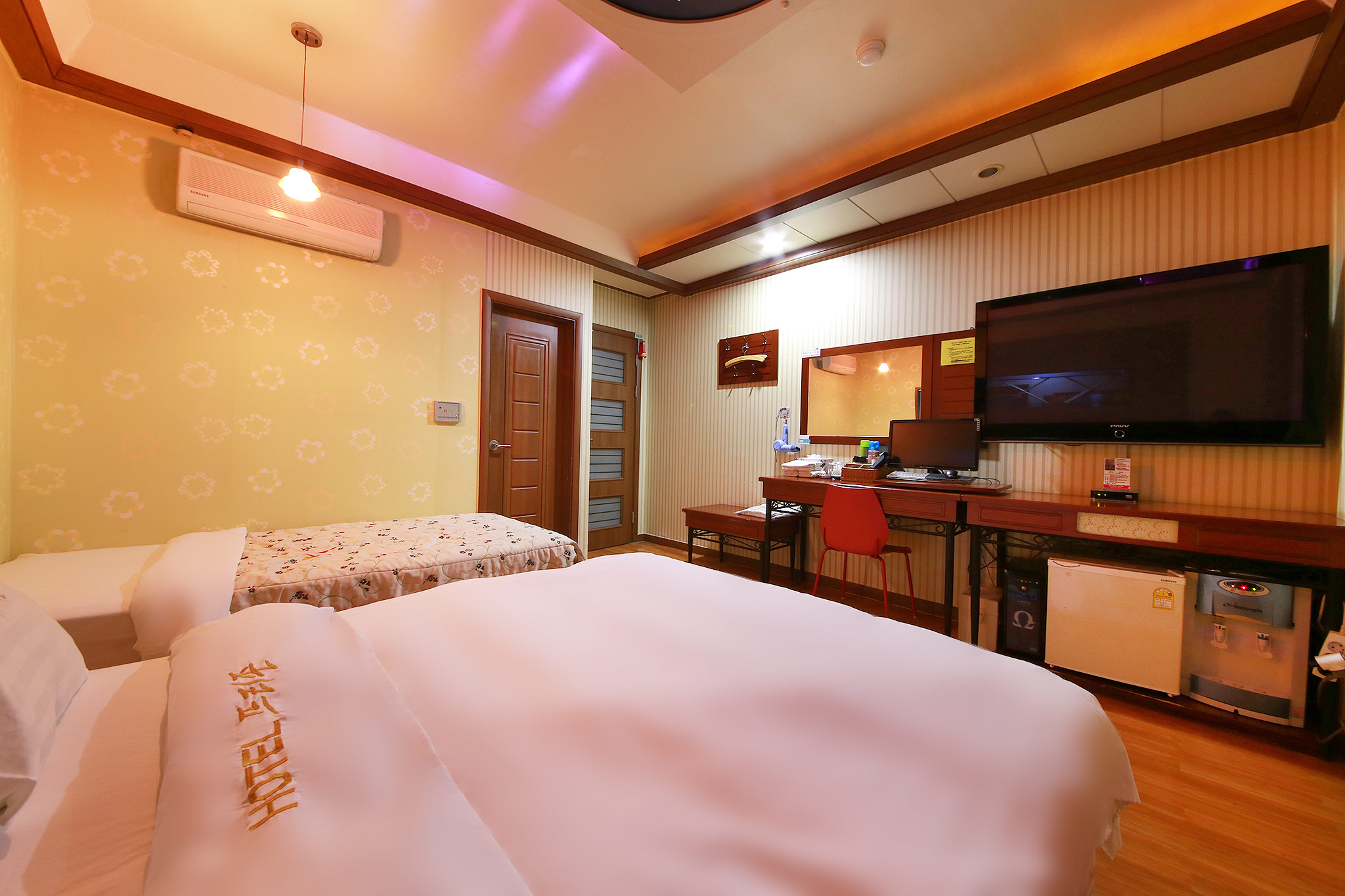 room detail thumbnail 2