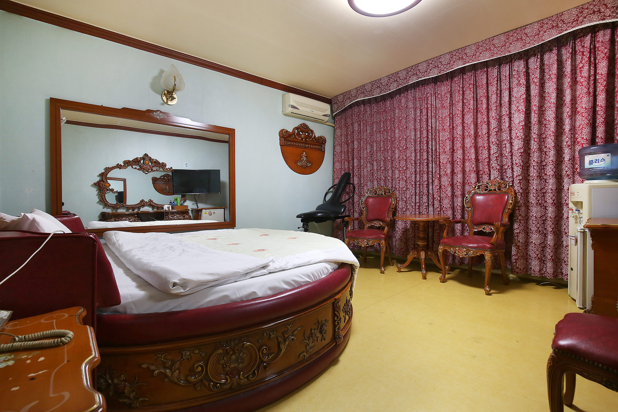 room detail thumbnail 2