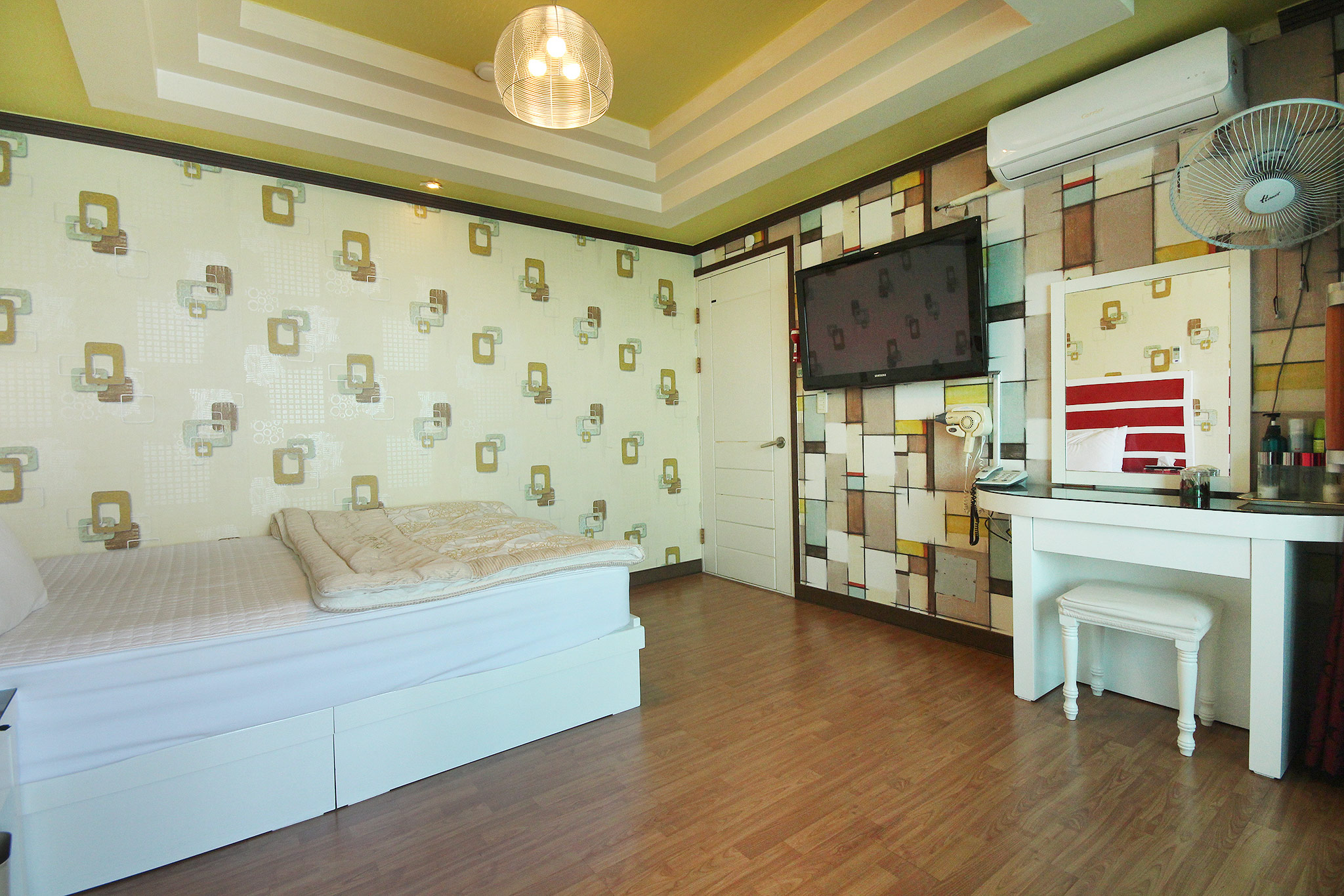 room detail thumbnail 2