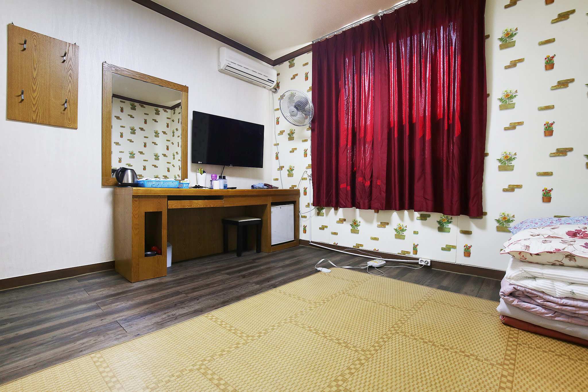 room detail thumbnail 2