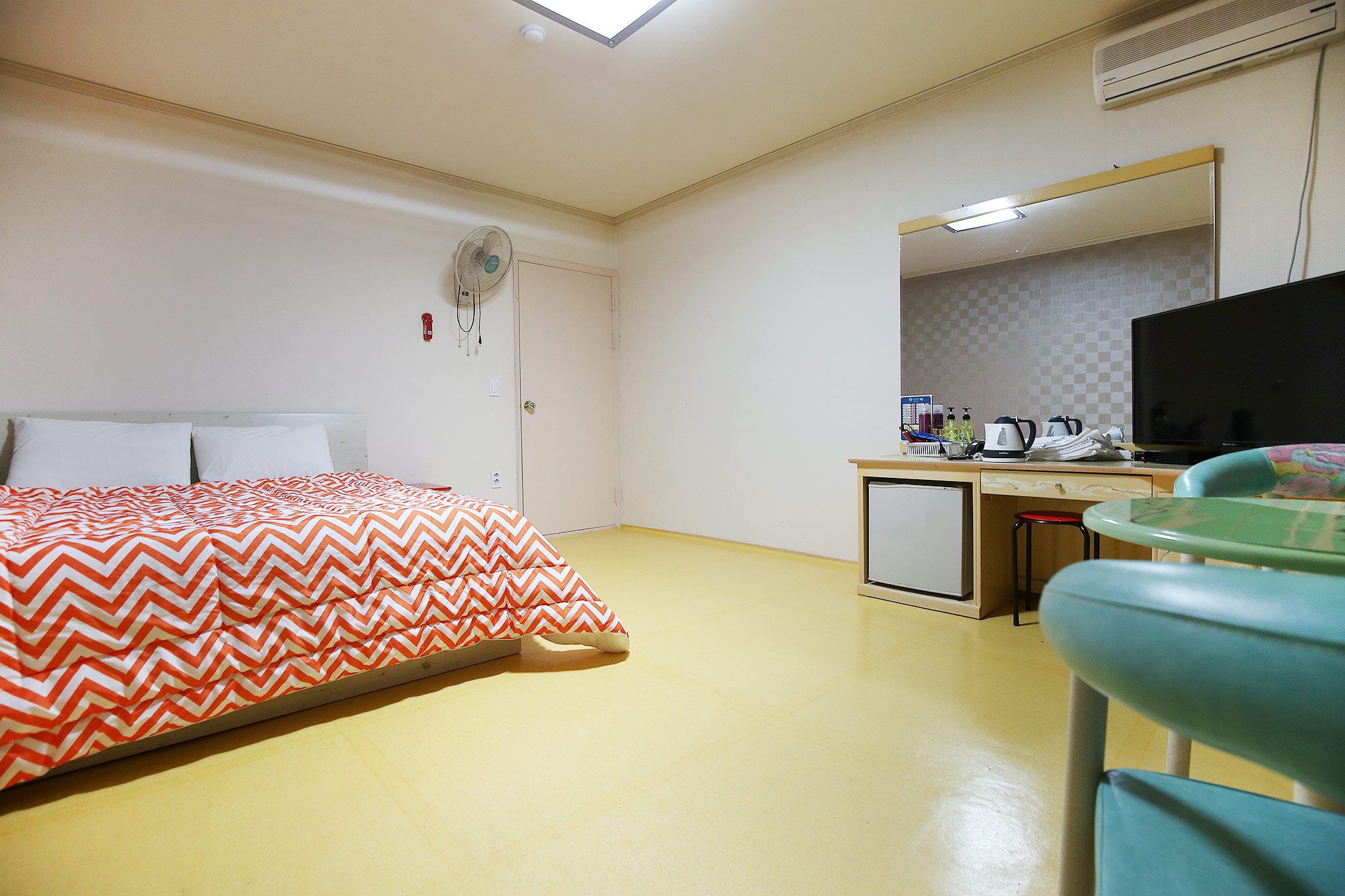 room detail thumbnail 1