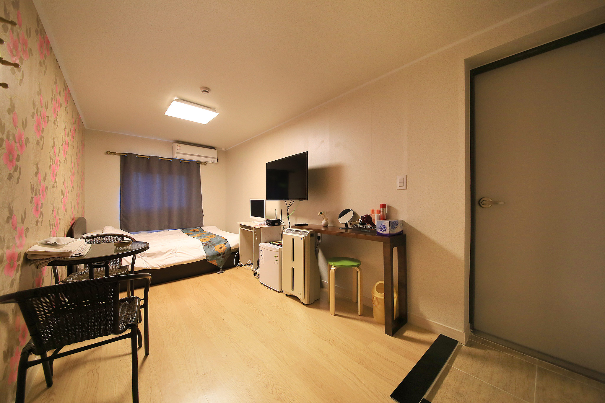 room detail thumbnail 2