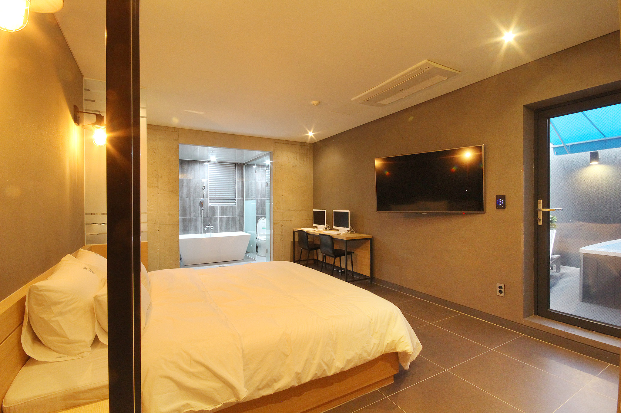 room detail thumbnail 2
