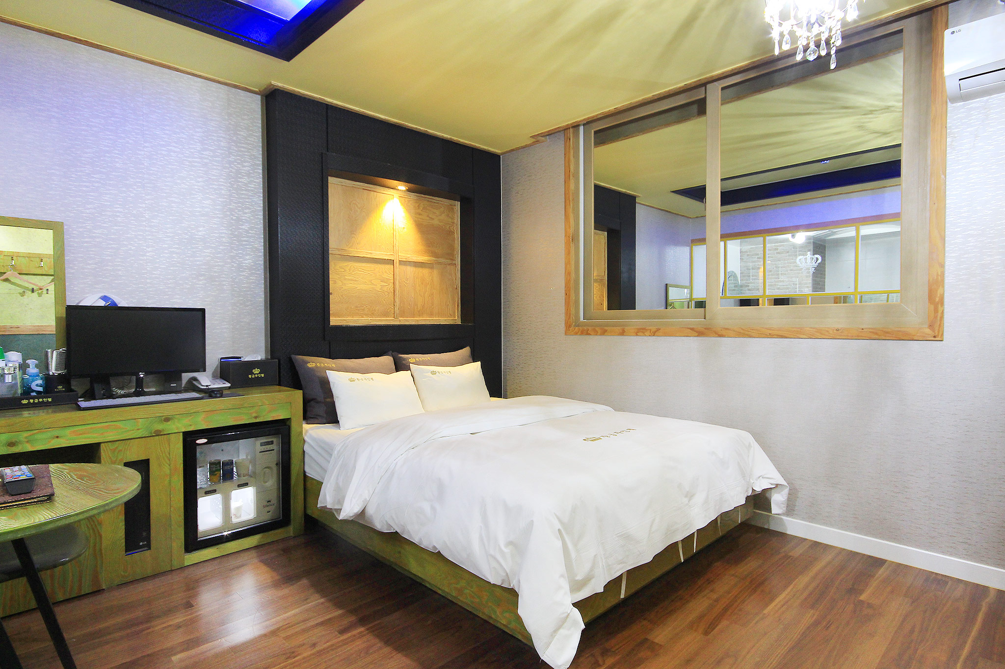 room detail thumbnail 1