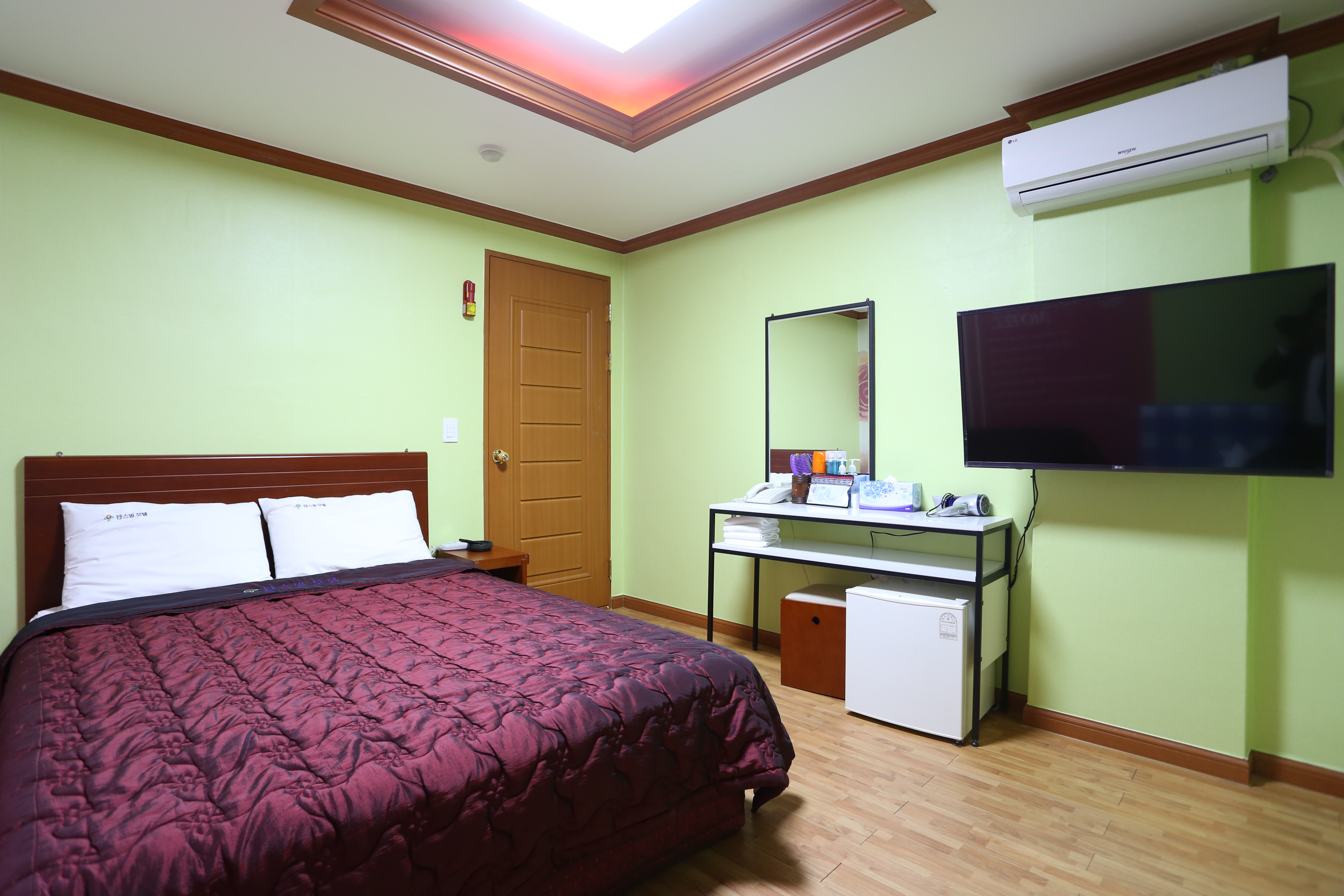 room detail thumbnail 2