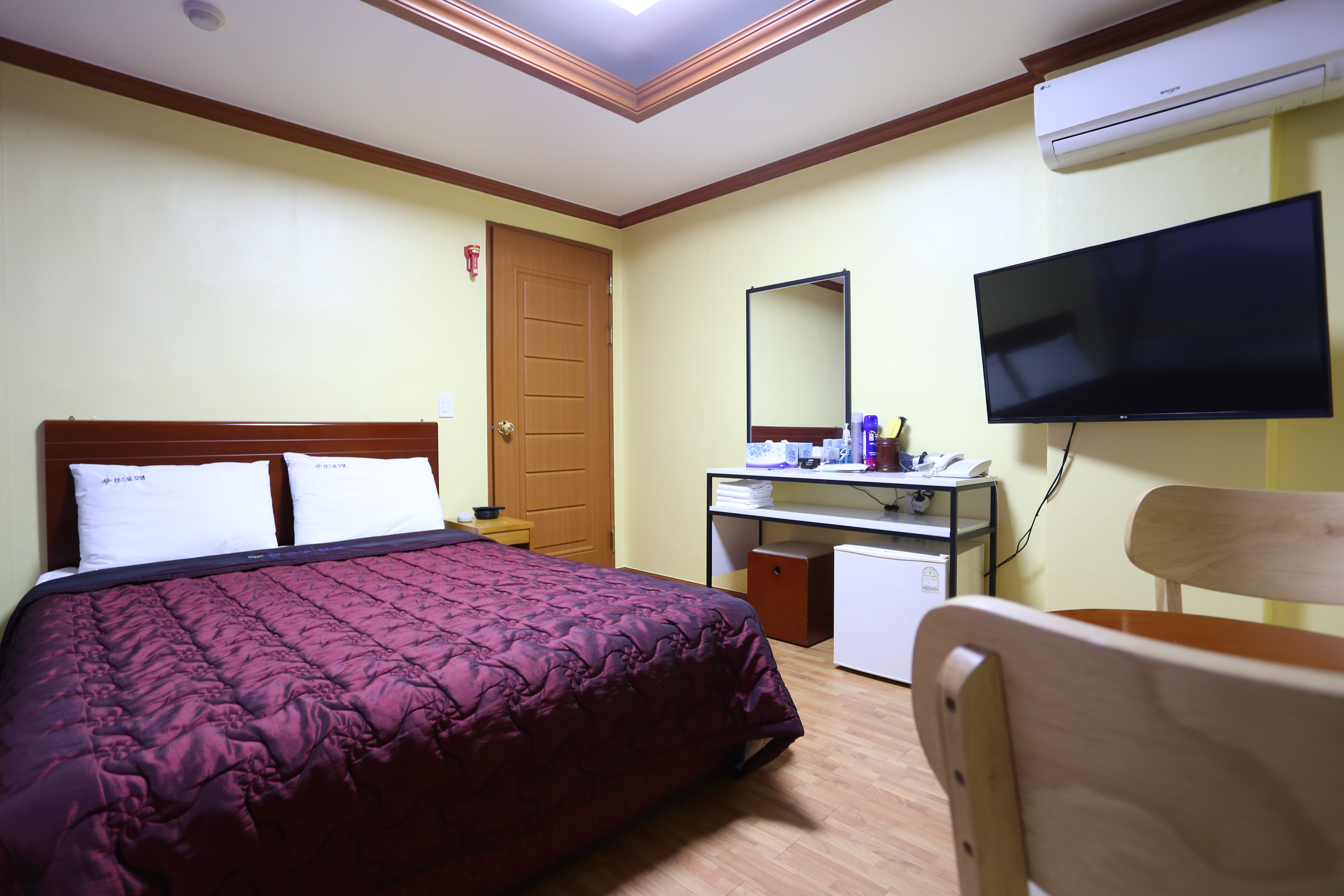 room detail thumbnail 2