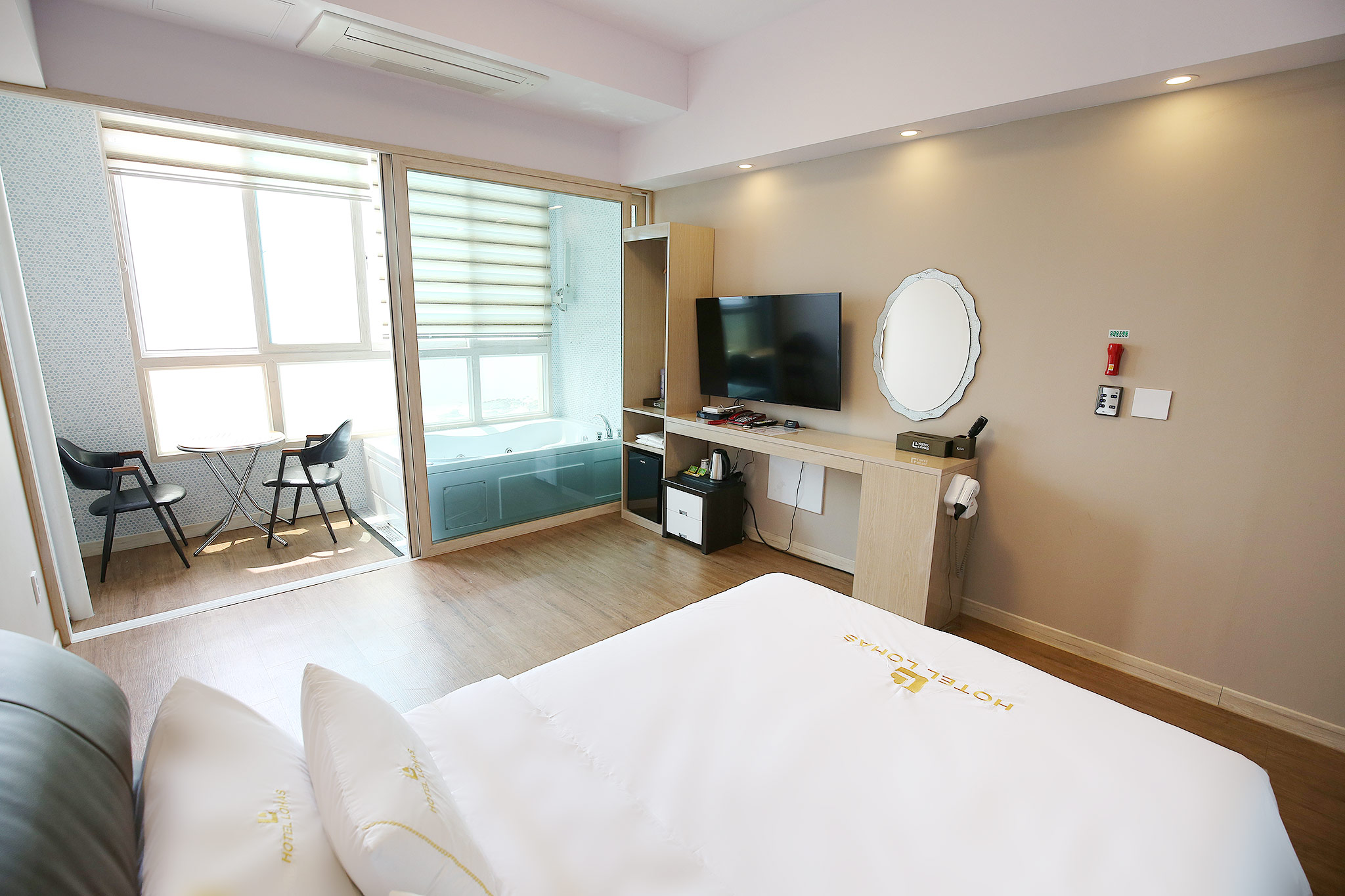 room detail thumbnail 2