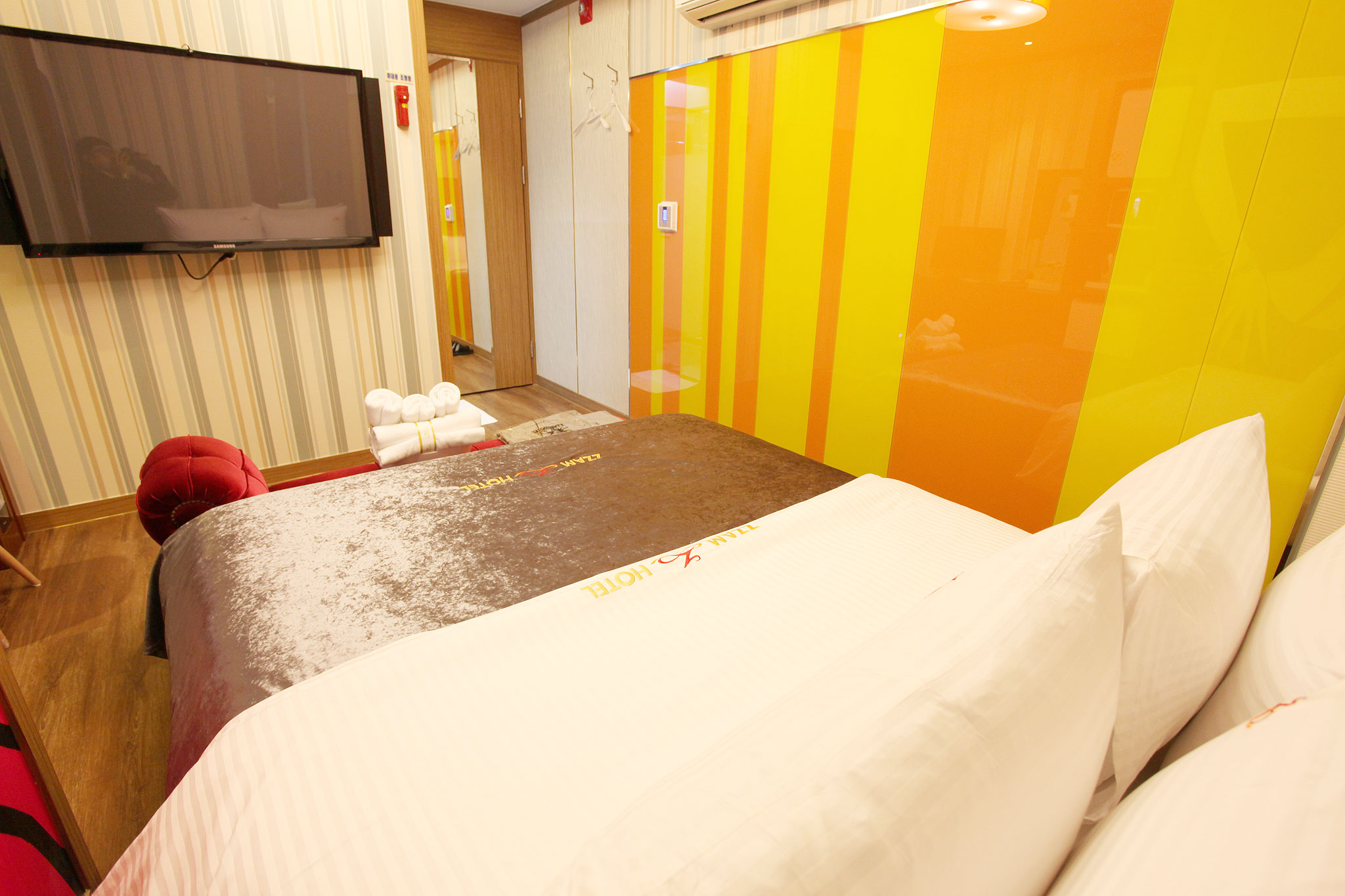 room detail thumbnail 2
