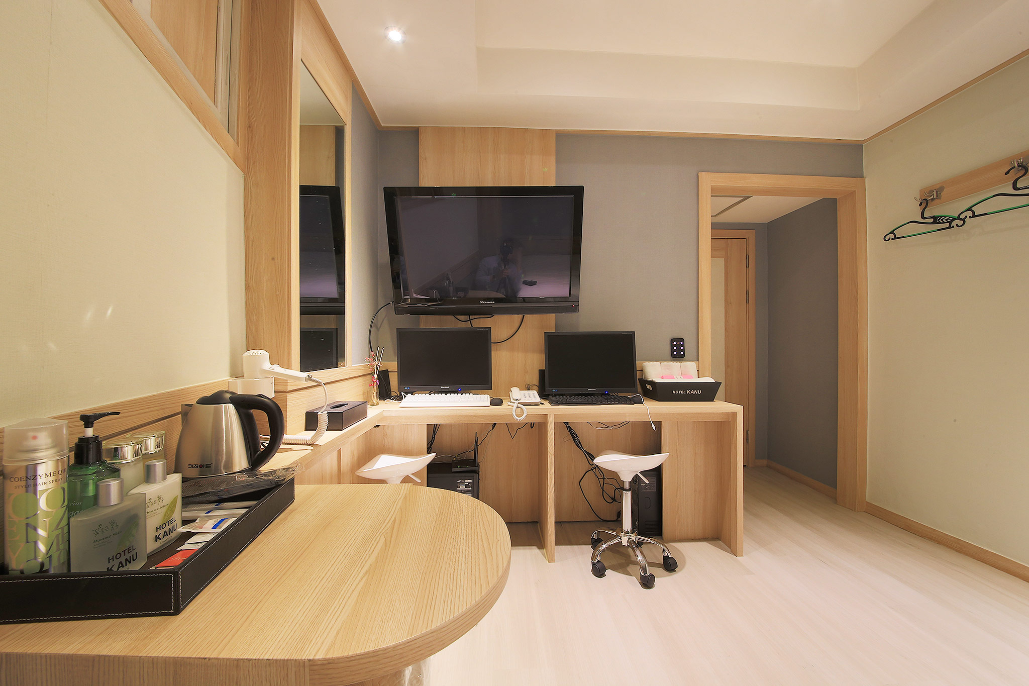 room detail thumbnail 2