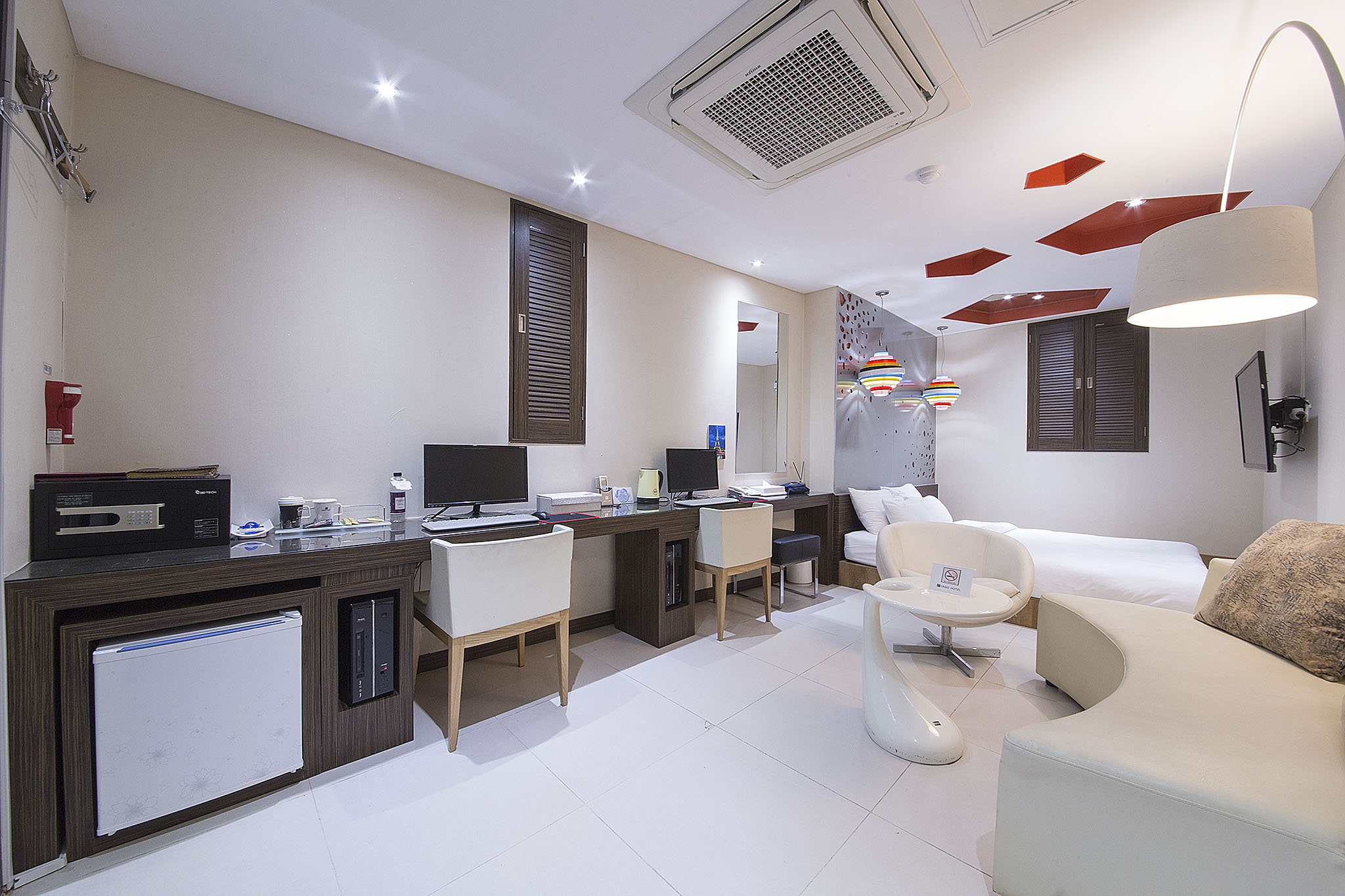 room detail thumbnail 2