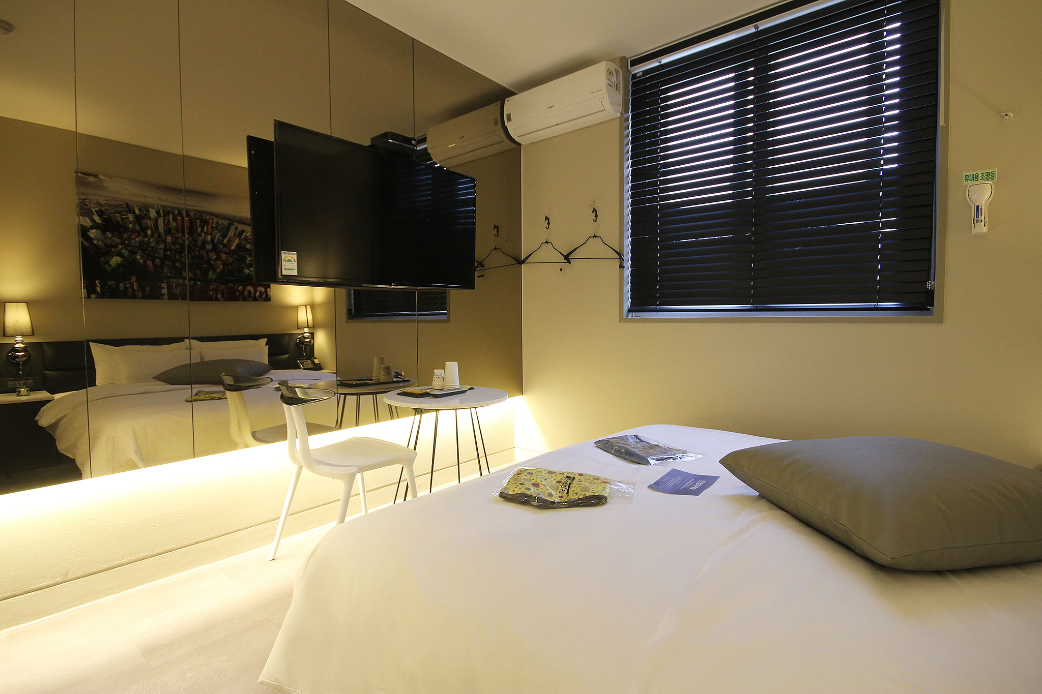 room detail thumbnail 1