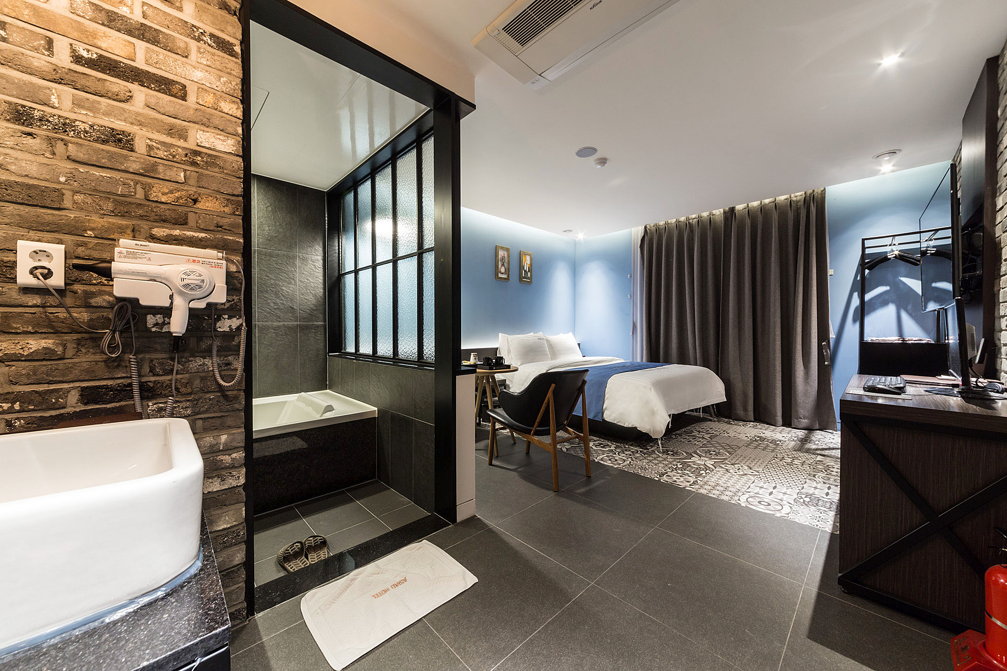 room detail thumbnail 1