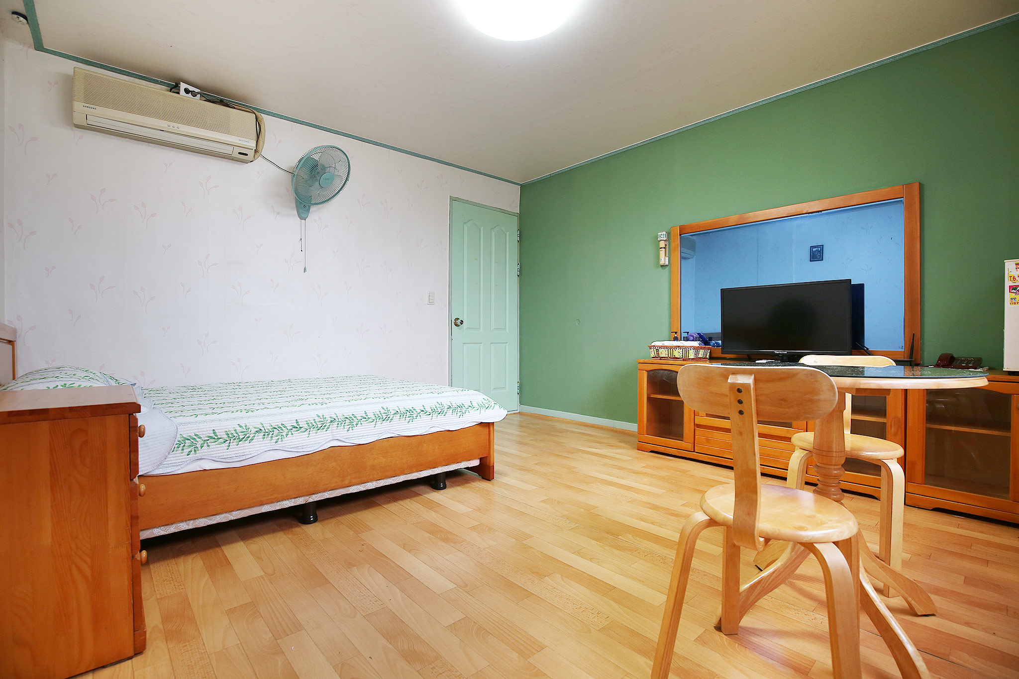 room detail thumbnail 2