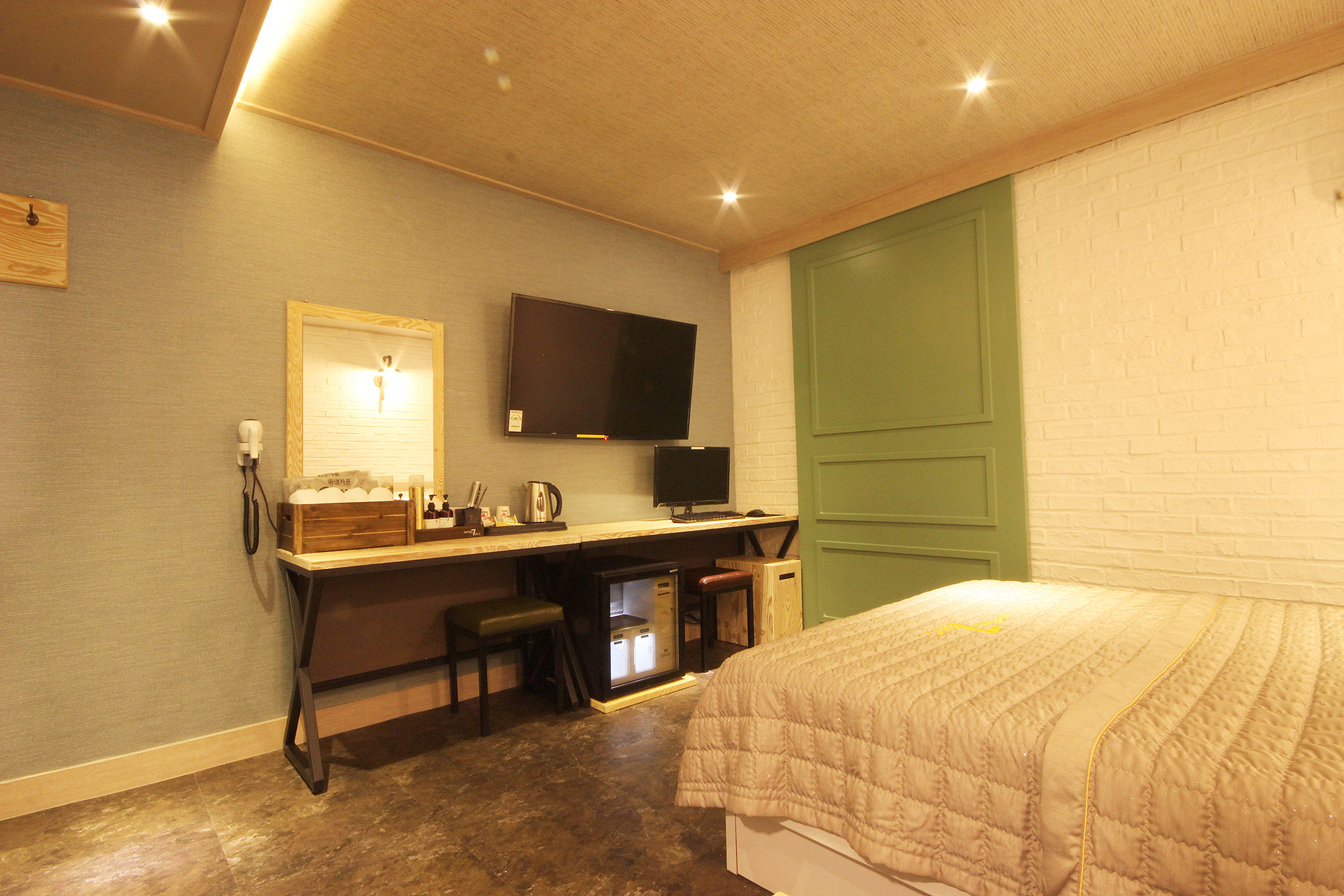 room detail thumbnail 2