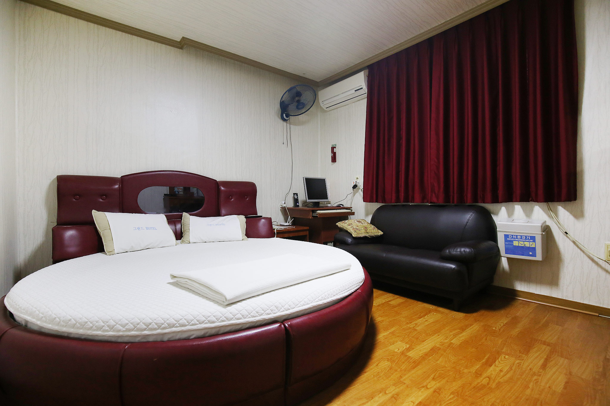 room detail thumbnail 1