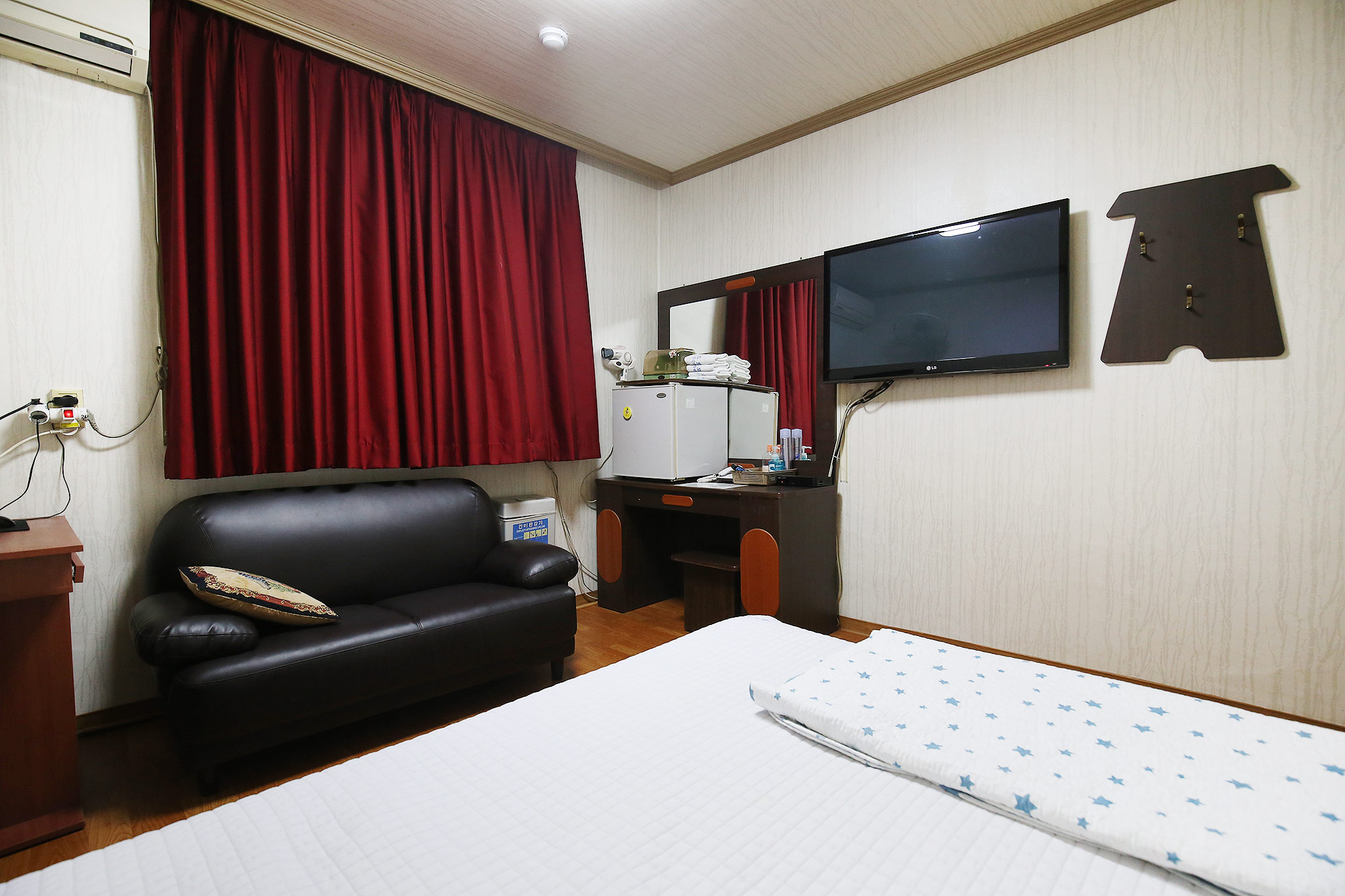 room detail thumbnail 2