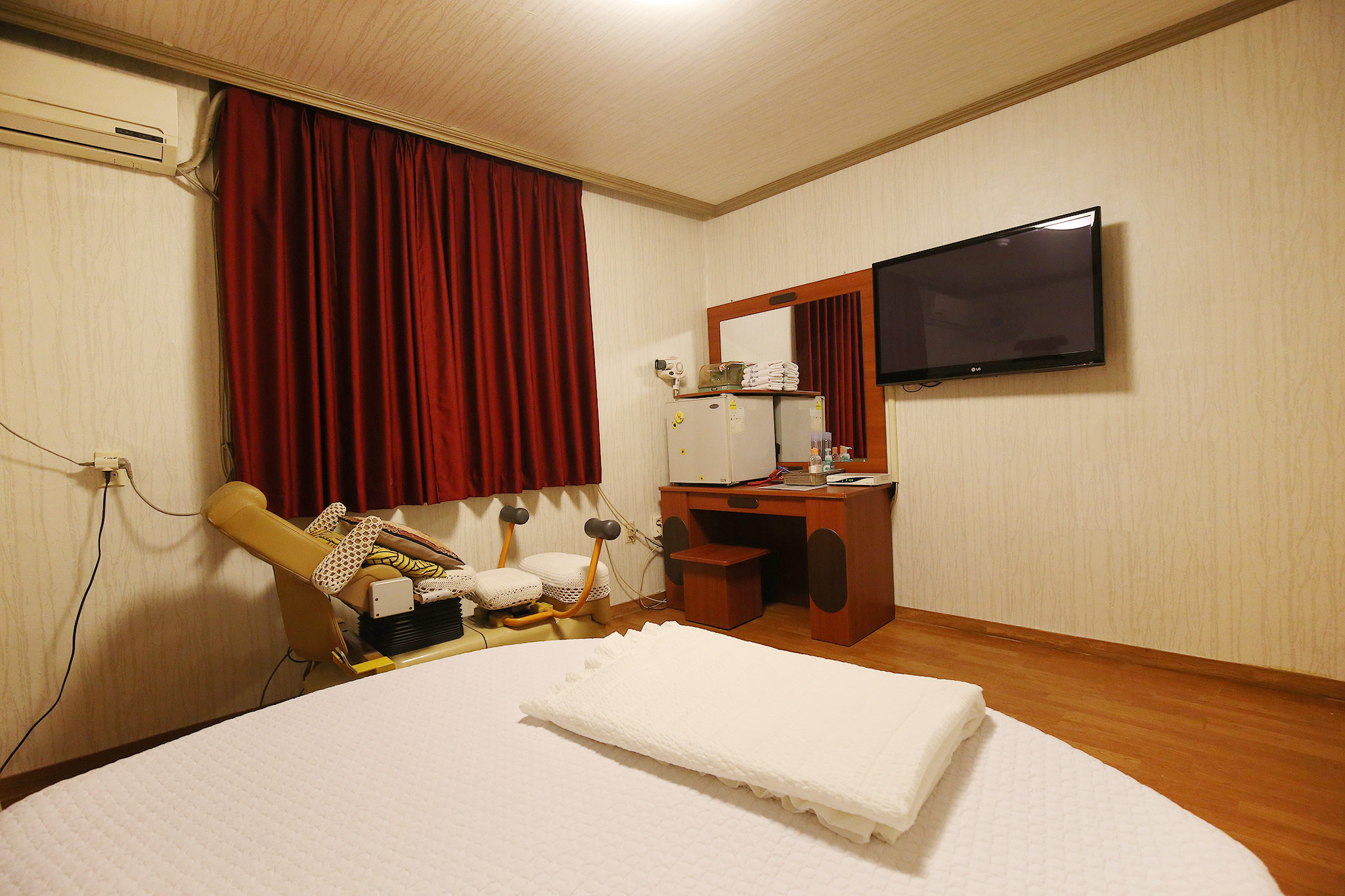 room detail thumbnail 2