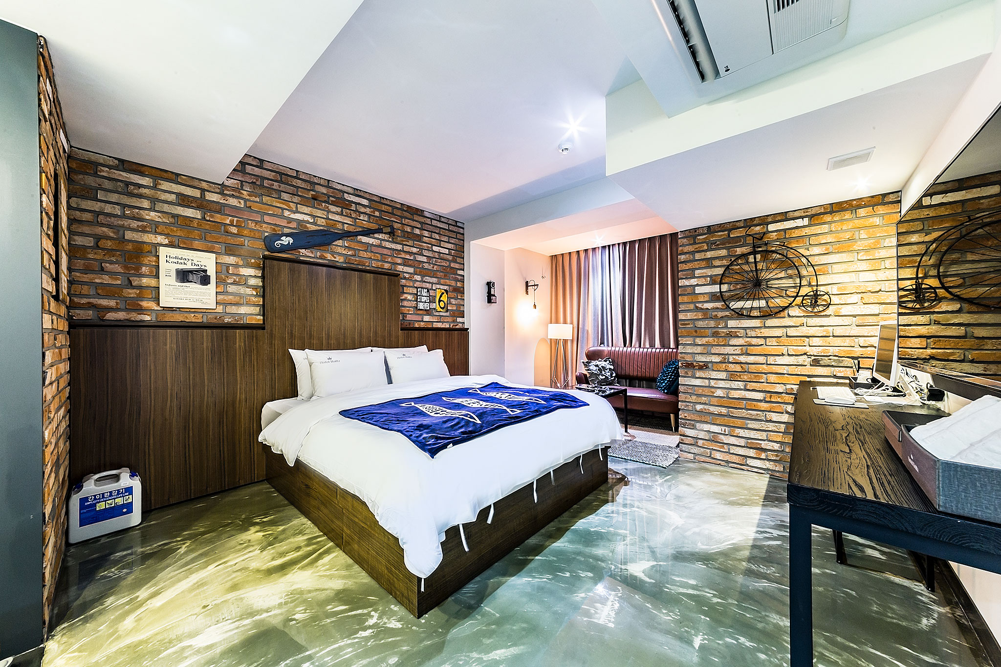 room detail thumbnail 2